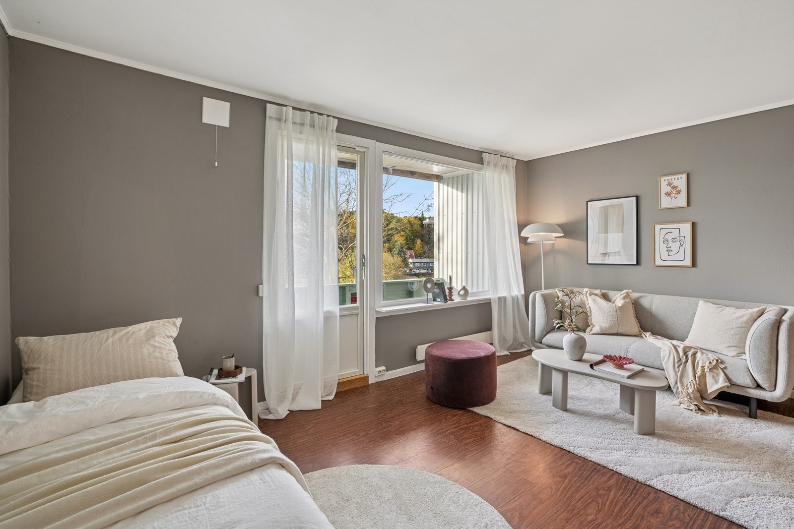 Lyst og fleksibelt rom med både seng og sofakrok. Galleribilde