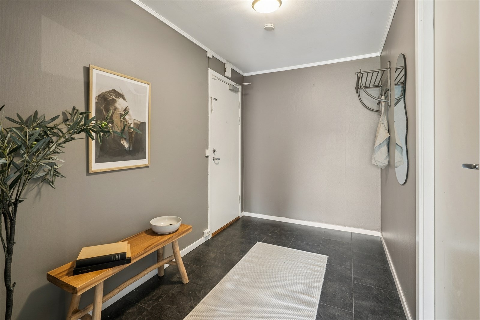 Du ønskes velkommen inn i en lys og trivelig entré med god plass til ytterklær og sko. Galleribilde