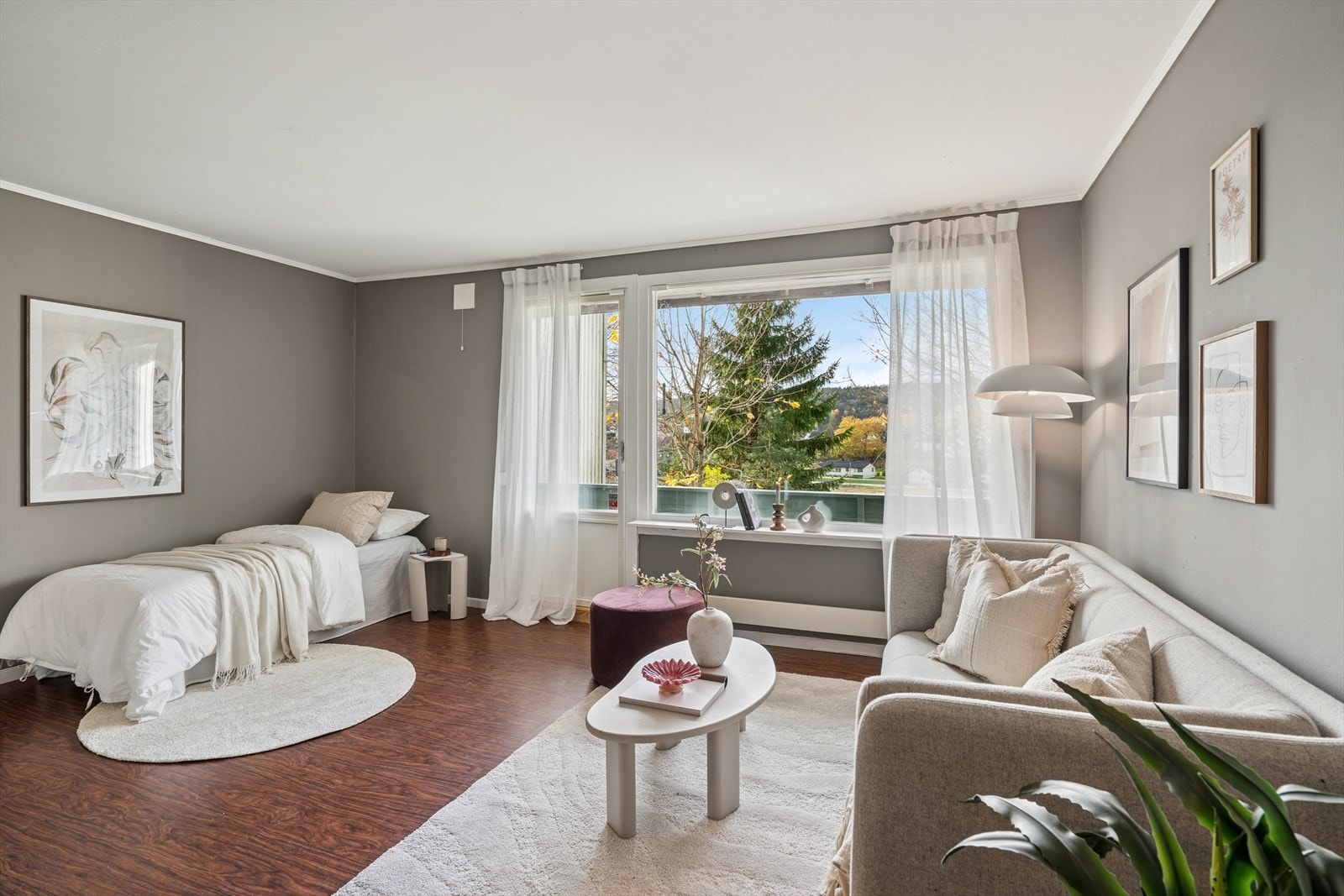 Rommet er innredet med seng, sofa og sofabord. Her er det flere møbleringsmuligheter! Galleribilde