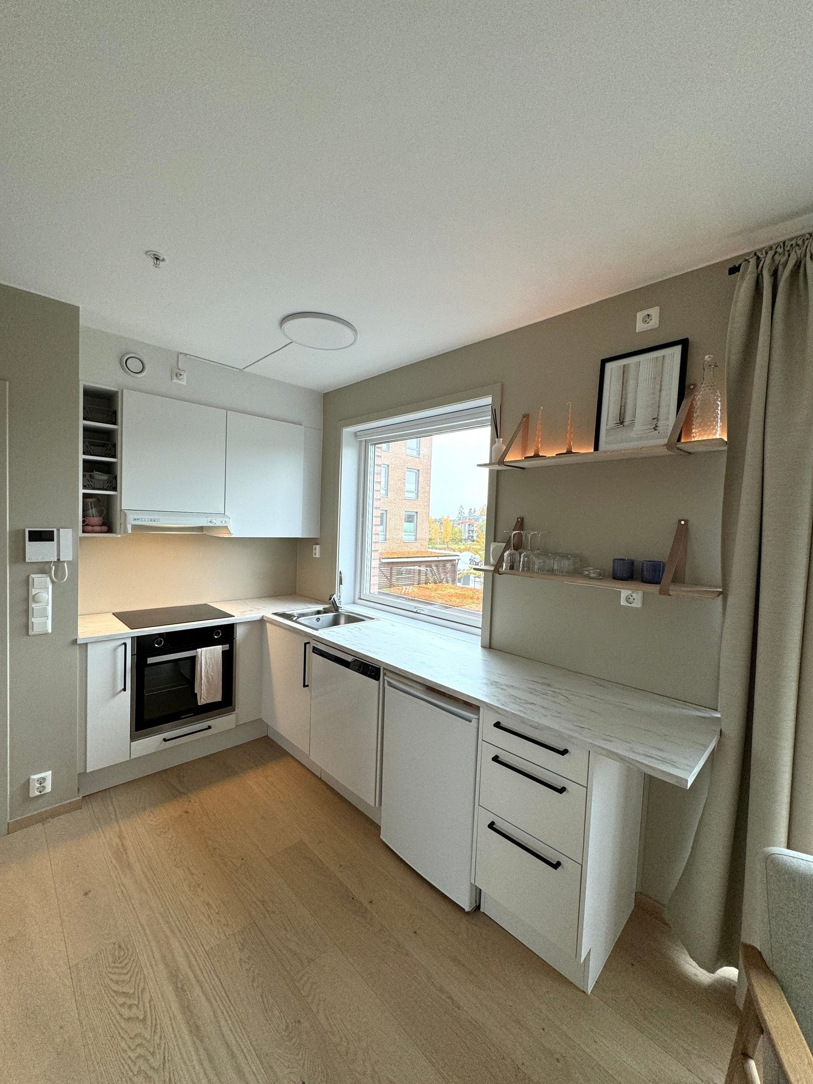 Pent kjøkken fra Sigdal med ny benkeplate i 2024 Galleribilde