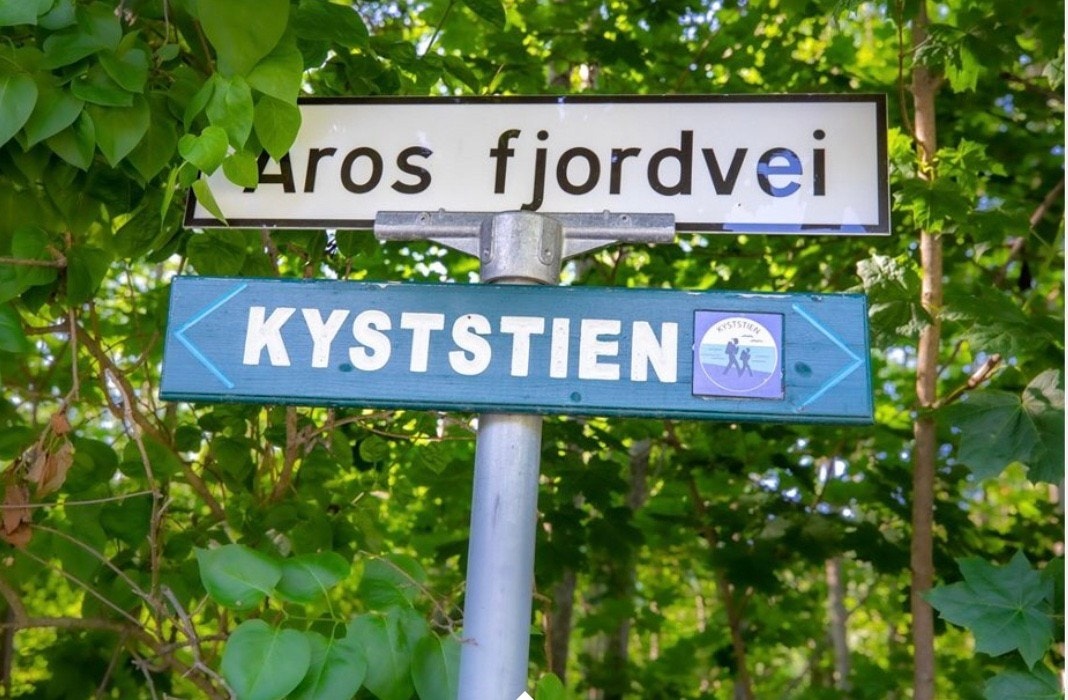 Kort vei til kyststien hvor man kan gå inn til Vollen i nord og Sætre i sør. Galleribilde