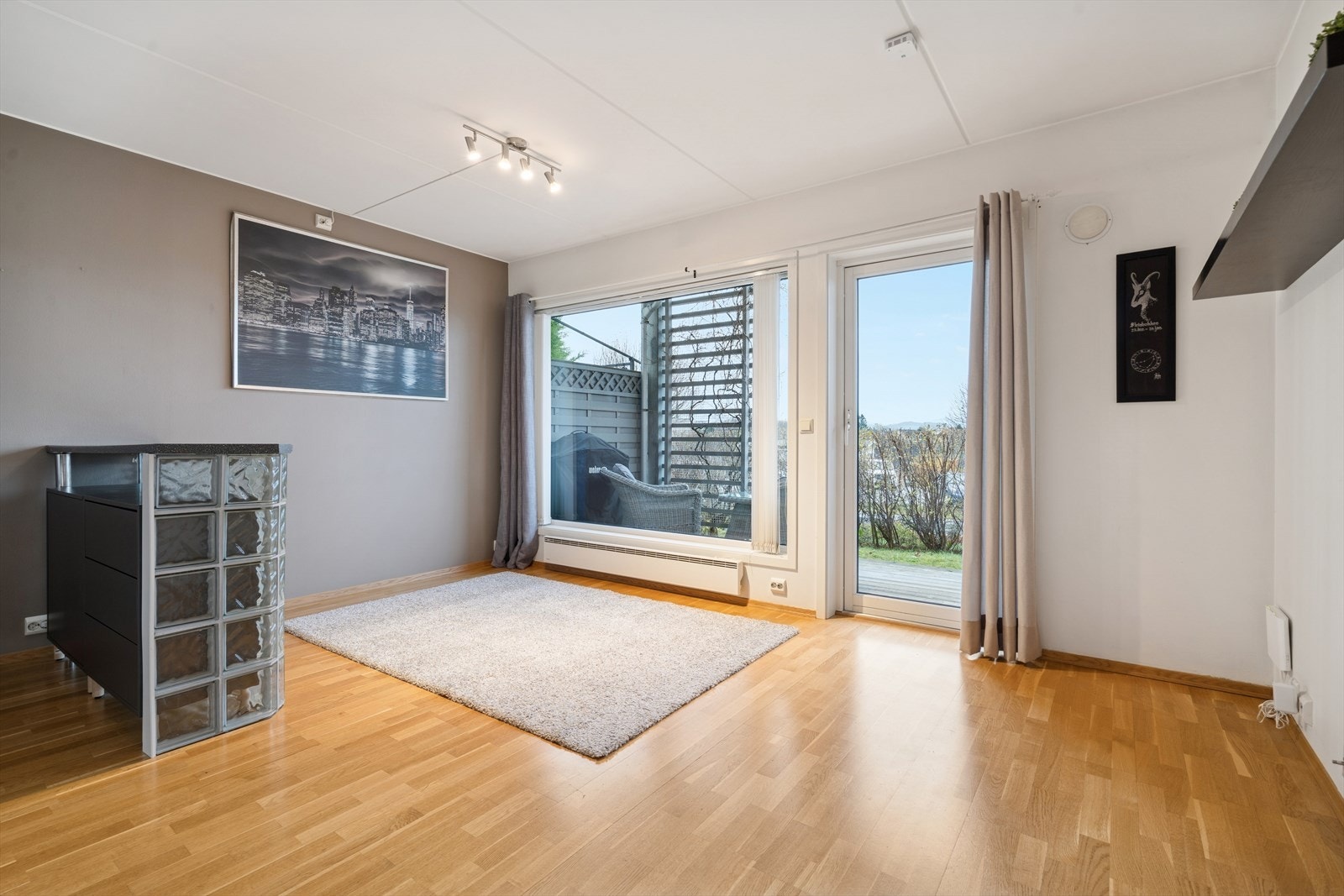 Den åpne planløsningen gir god plass til både avslapning og sosiale soner - med naturlig flyt mellom sofakrok og spiseplass. Galleribilde