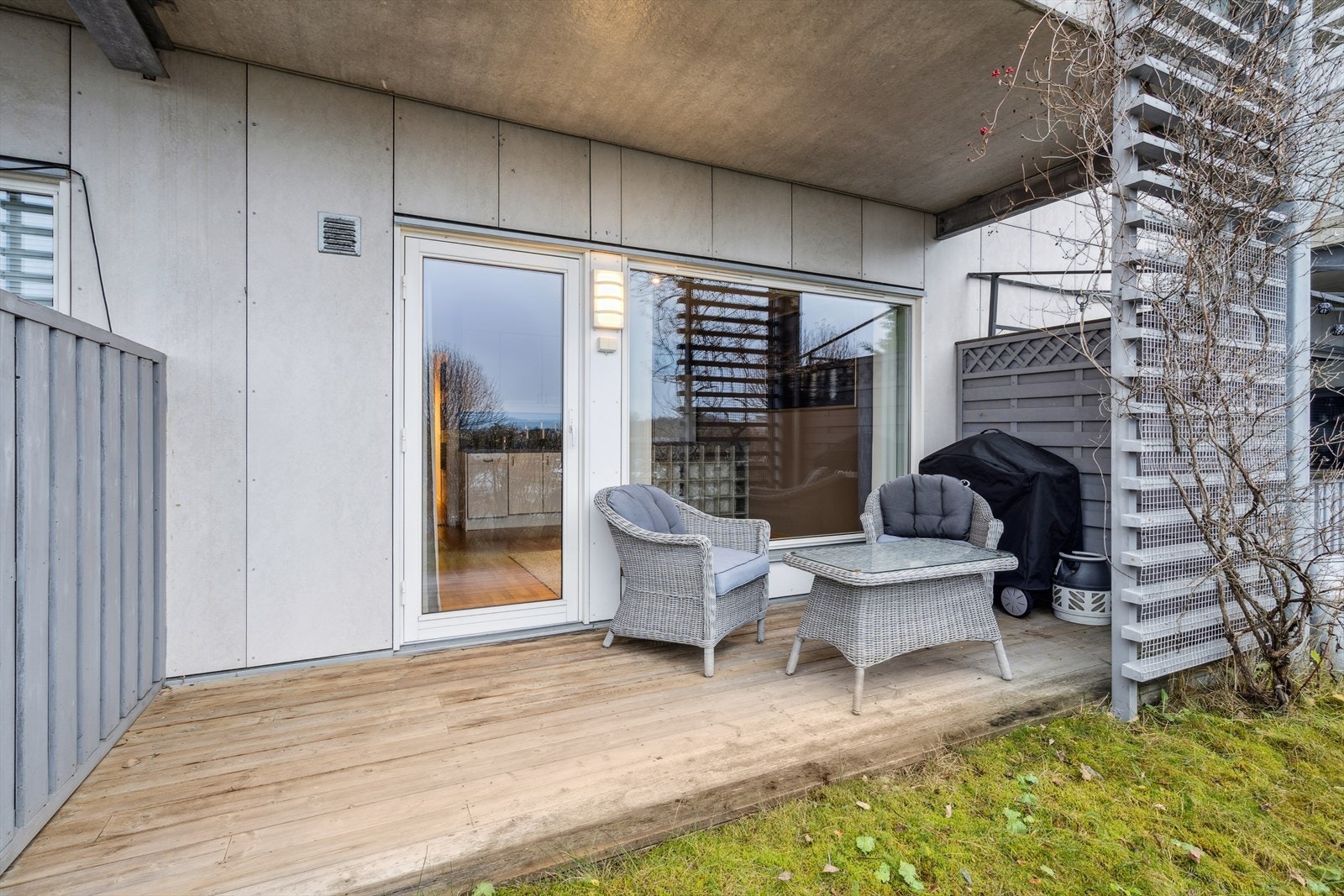 Her er det god plass til både sittegruppe, bord og grill. Galleribilde