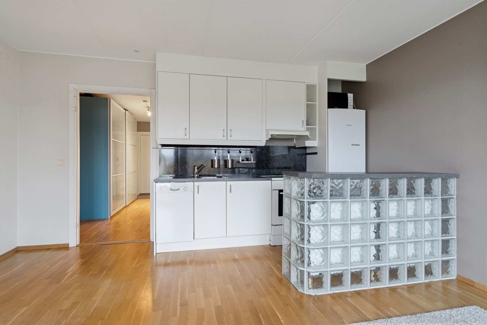 Her er det god benkplass og mye lagringsplass i overskap og skuffer, i tillegg til kjøkkenøy med ekstra oppbevaring. Galleribilde