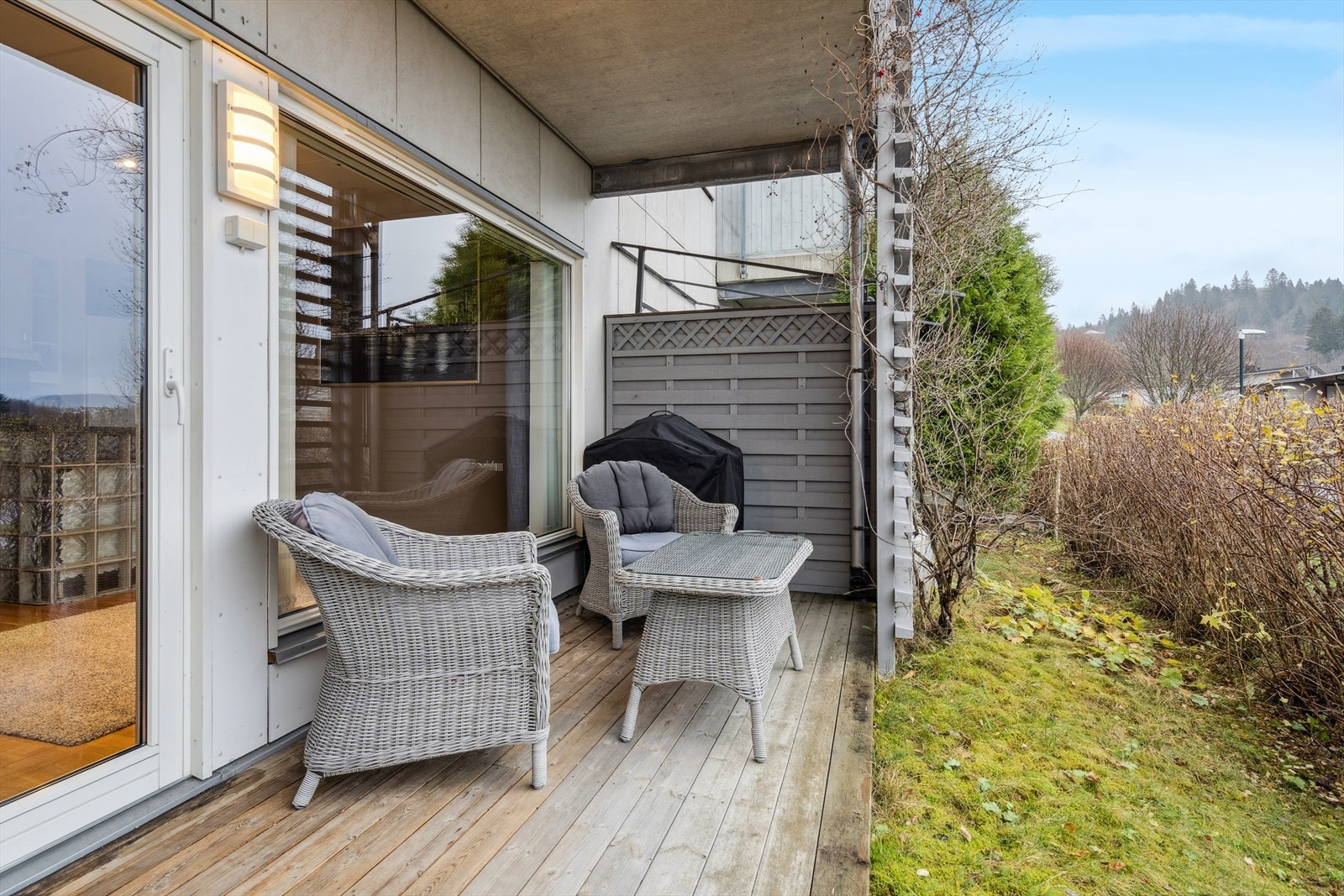 Herlig sør-vest vendt veranda med gode solforhold. Galleribilde