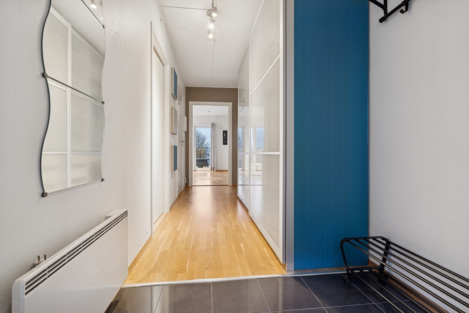 Her er det god plass til oppbevaring i garderobeskap og med oppheng. Galleribilde