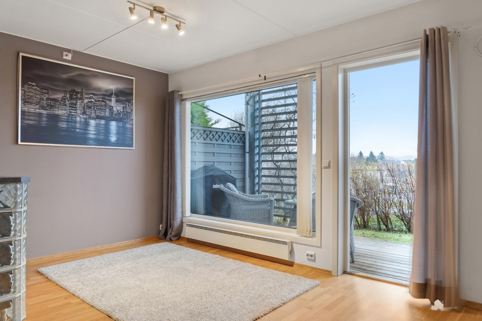 Fra stuen er det direkte utgang til leilighetens veranda. Galleribilde