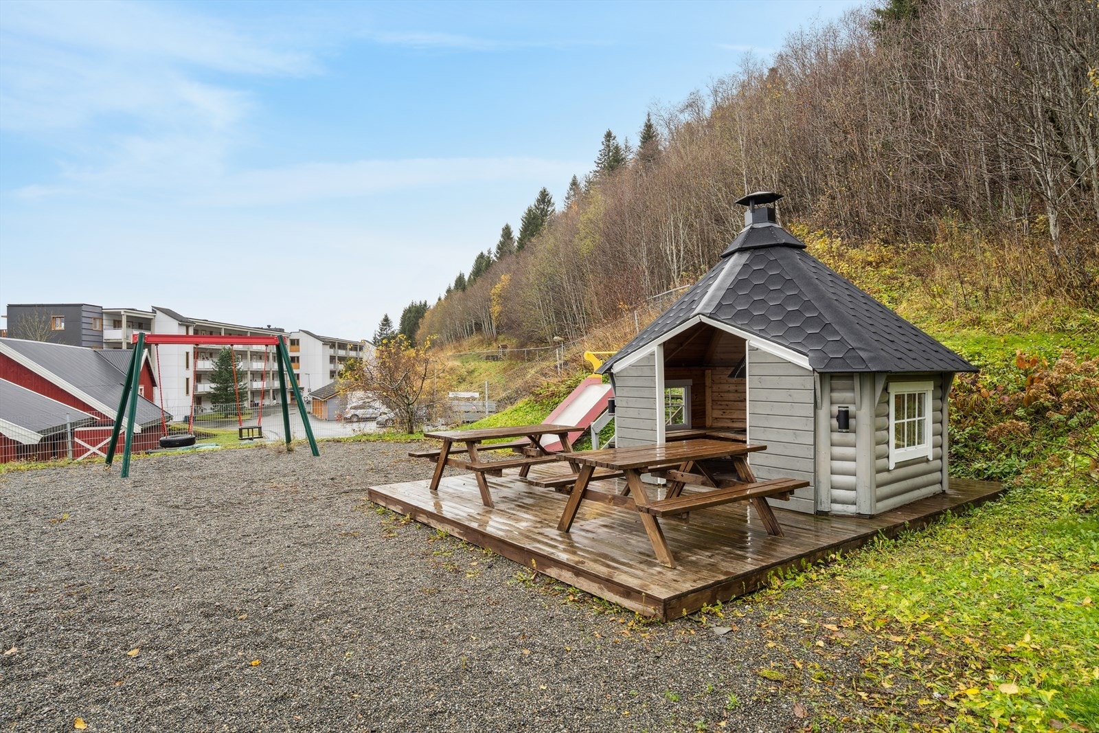 Leiligheten ligger i et rolig og familievennlig boområde i Husbykleiva. Her har du kort avstand til barnehage og barneskole. Galleribilde