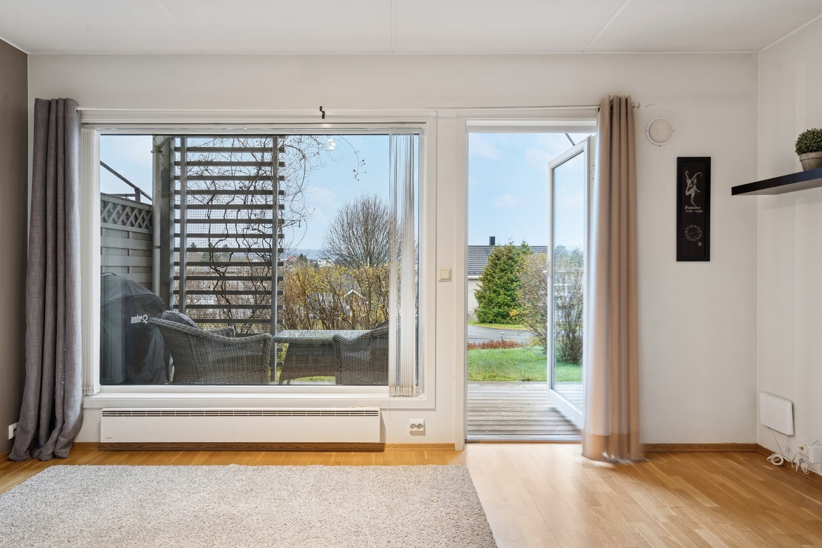 Store vindusflater slipper inn rikelig med dagslys og skaper en behagelig atmosfære. Galleribilde