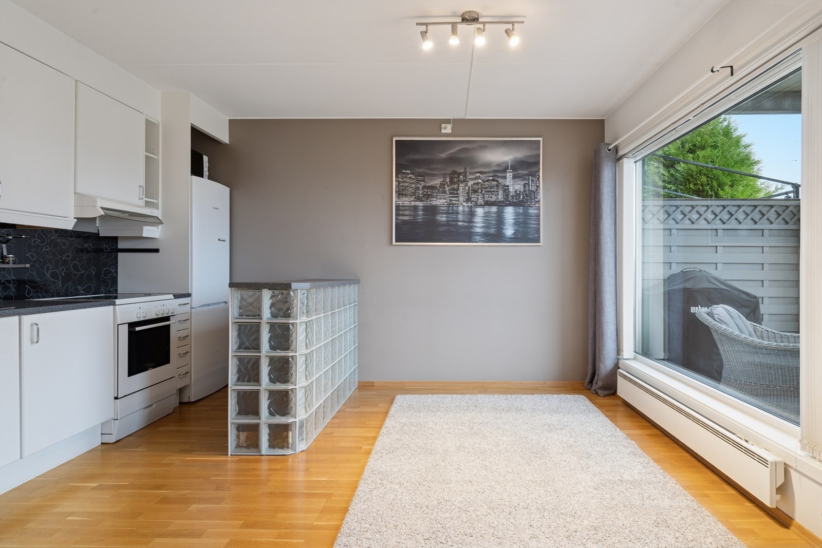 Velkommen inn til en lys og luftig stue. Galleribilde