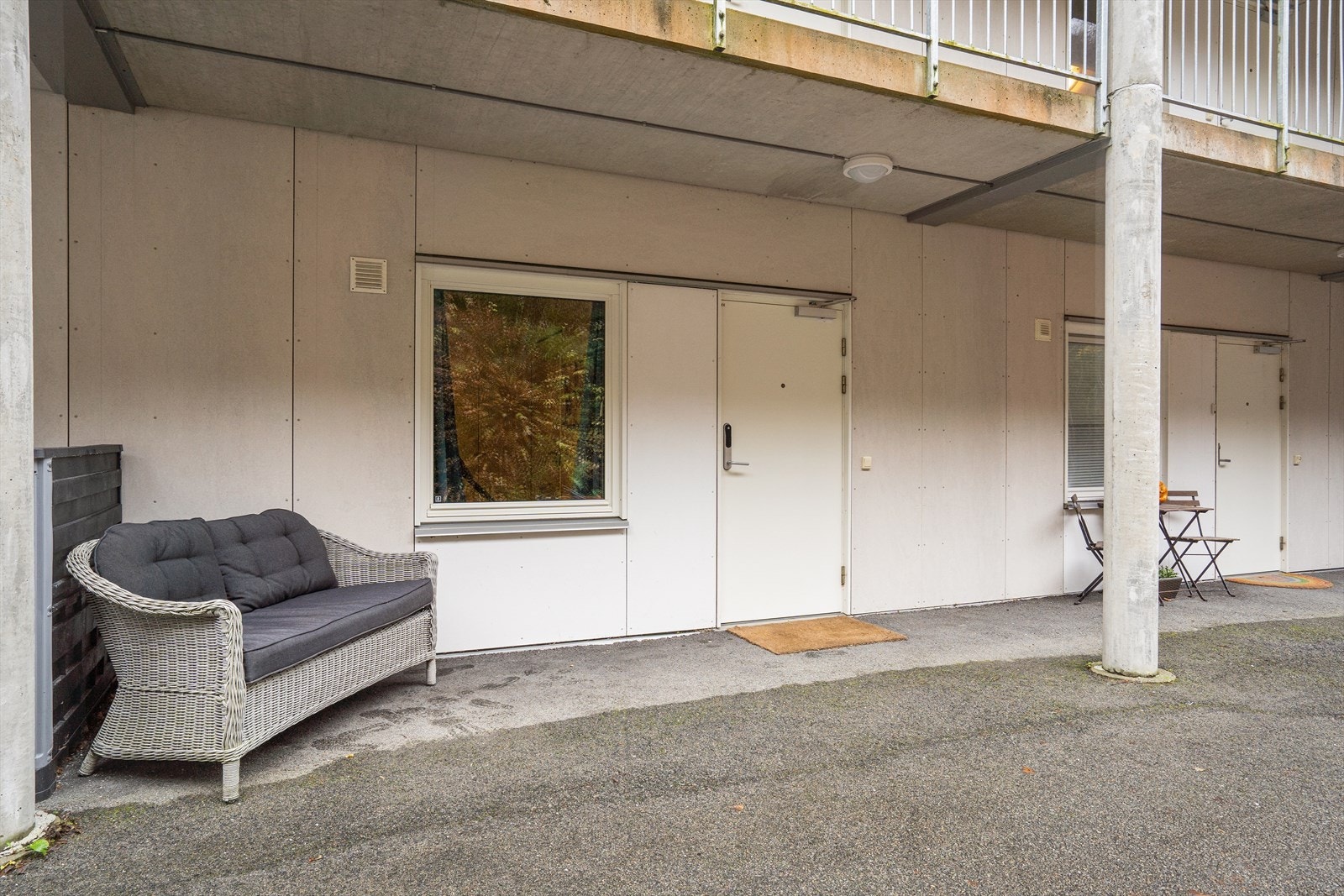 Inngangsparti med plass til sittemøbler. Galleribilde