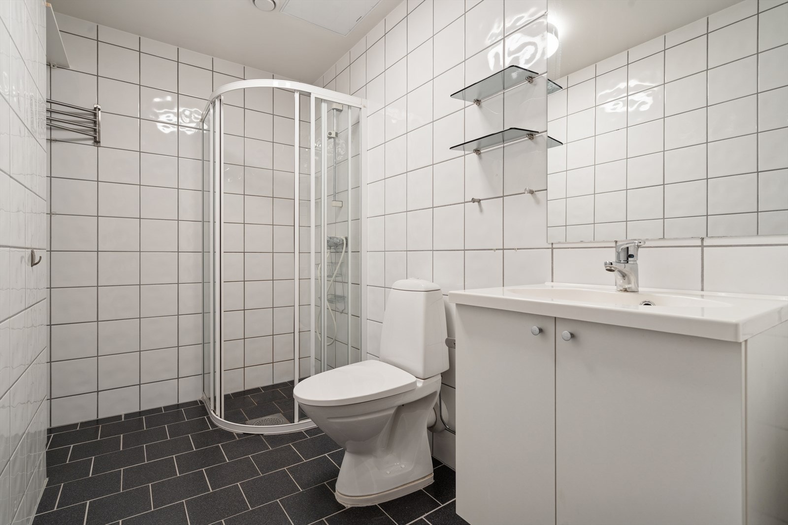 Flislagt baderom som måler 4,5 kvm. Galleribilde