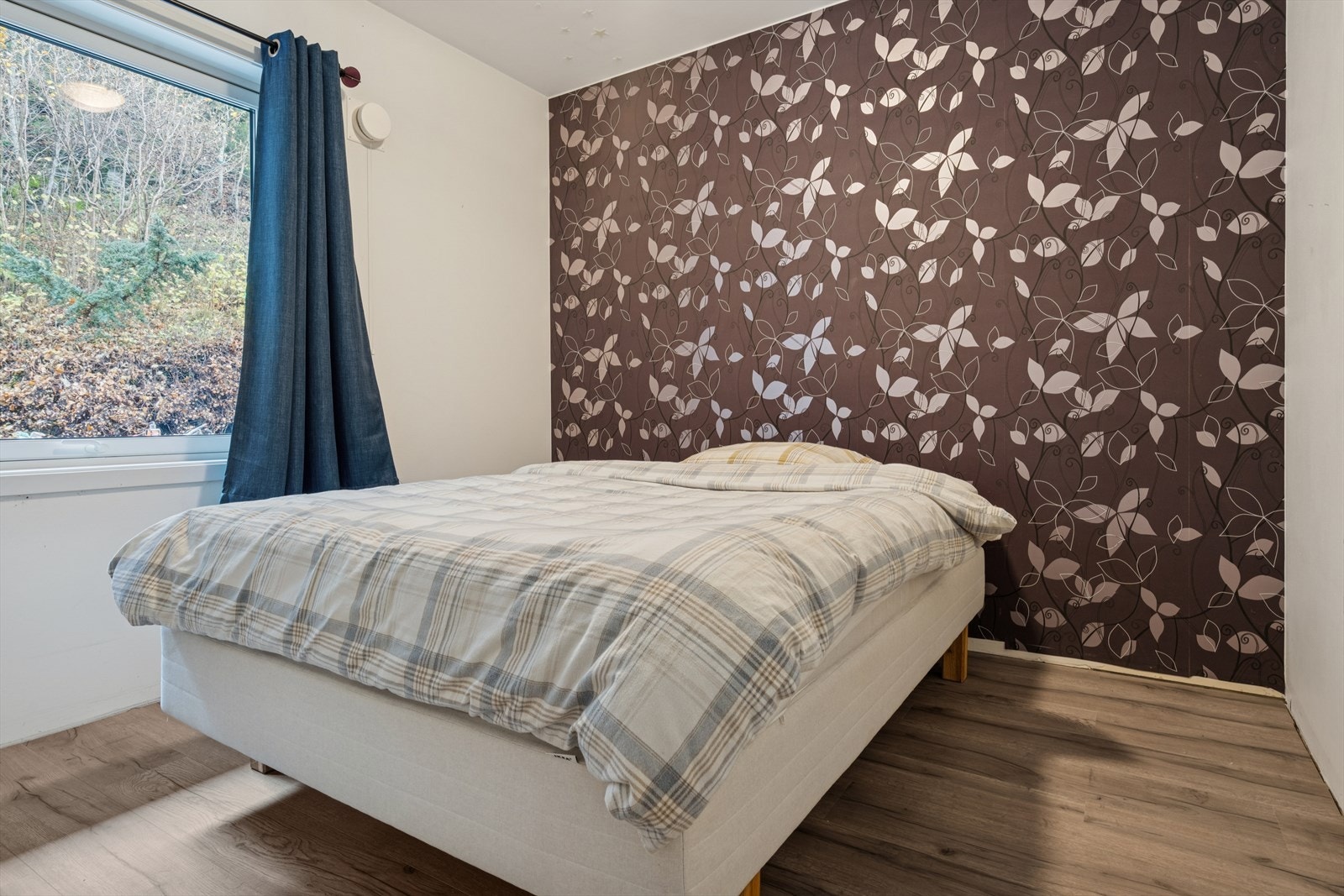 Lyst og luftig soverom med god plass til dobbeltseng, tilhørende nattbord og ønsket garderobeløsning. Galleribilde