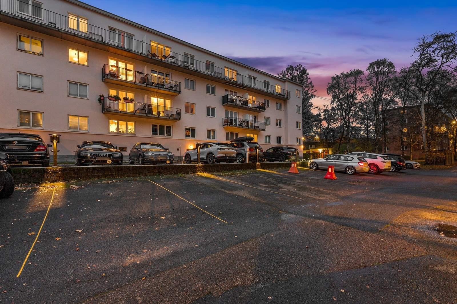 Parkeringsplasser fordeles etter venteliste. Styret opplyser på mail 10.11.2025 at det p.dd. ikke er venteliste på parkeringsplasser. Seksjonene kan betale ytterligere kr 452,- pr. mnd for leie av parkeringsplass. Denne medfølger ikke boligen ved salg Galleribilde