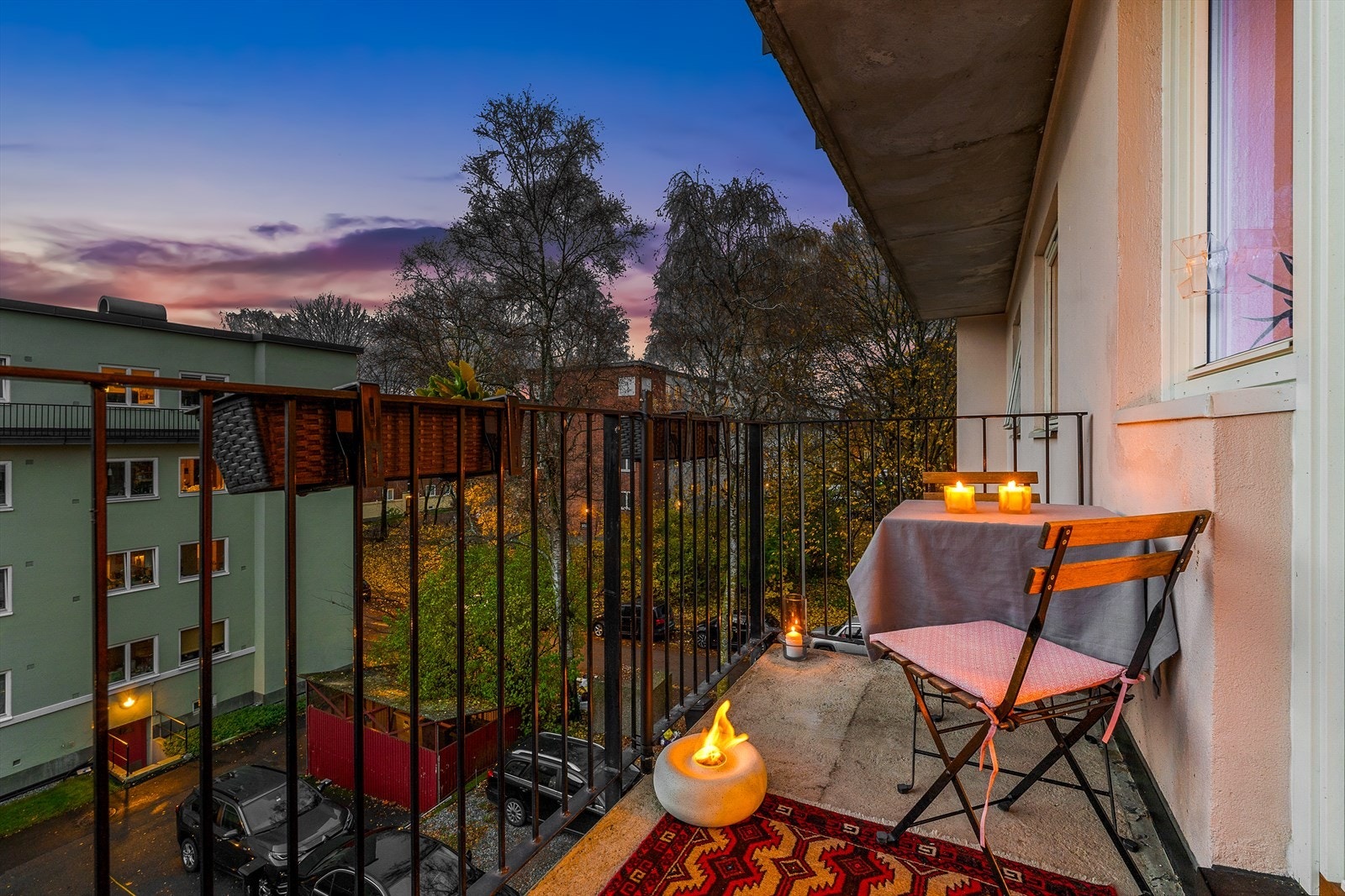 Fra stuen har du direkte utgang til en herlig sydvestvendt balkong på 4,2 m²med plass til å innrede med hyggelig utemøbler, grønne planeter og annet ønsket interiør Galleribilde