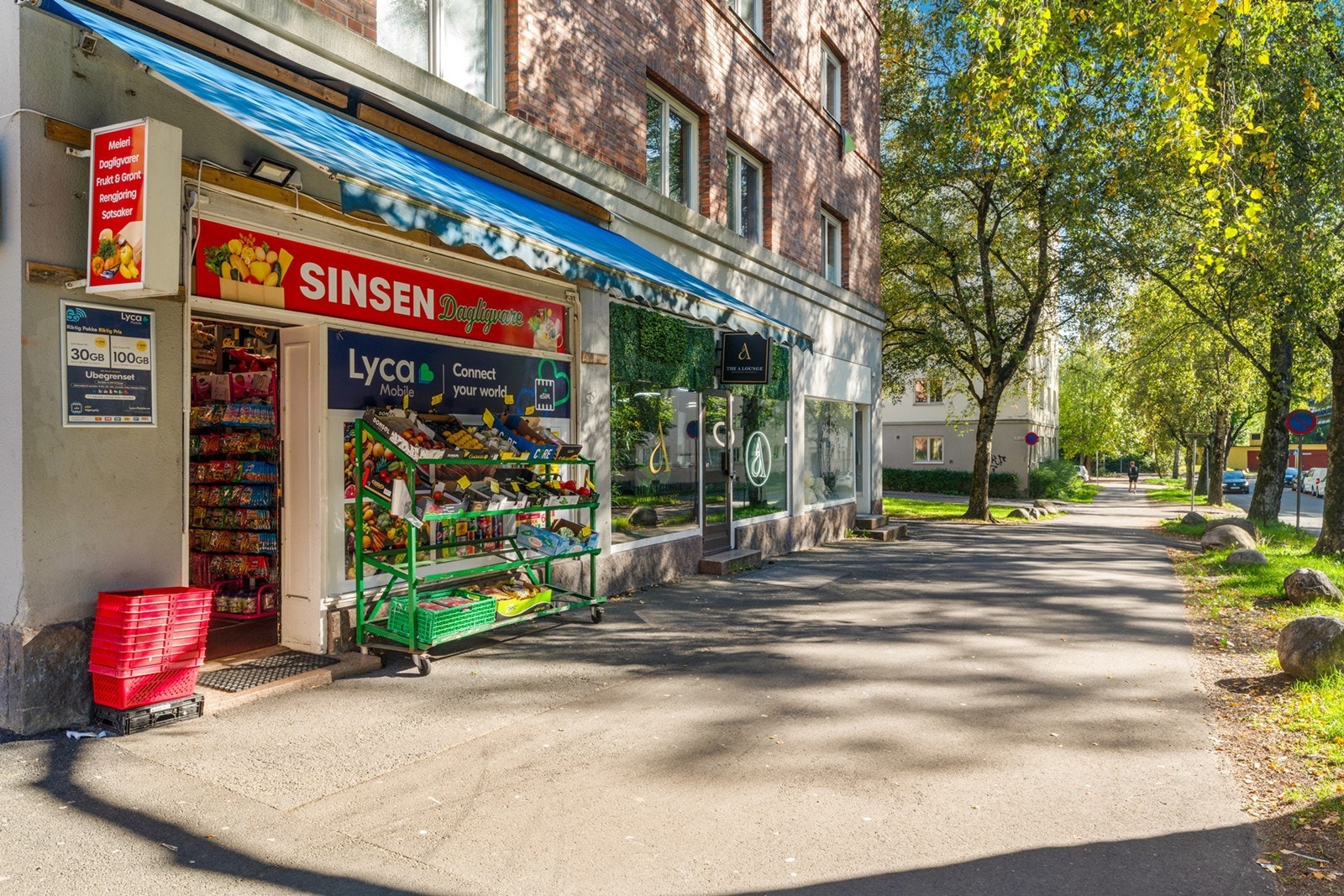 Leiligheten er sentralt, skjermet og attraktivt beliggende på Sinsen, med få minutters gange til Carl Berner. I umiddelbar nærhet finnes det ulike dagligvareforretninger som Kiwi, Bunnpris og Rema 1000. Bilder tatt av Thor Øyvind Borgersen Galleribilde