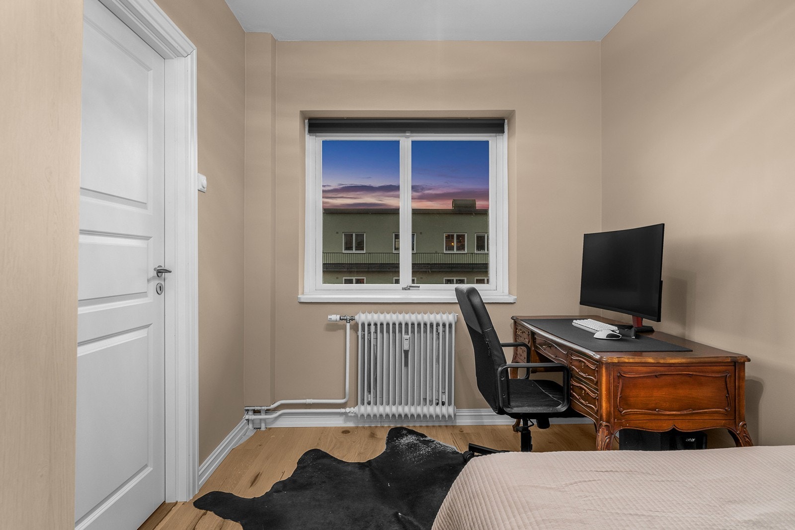 Leilighetens andre soverom er også av god størrelse og rommets vindusflate gir godt med lysinnslipp og gjør det enkelt å lufte ut Galleribilde