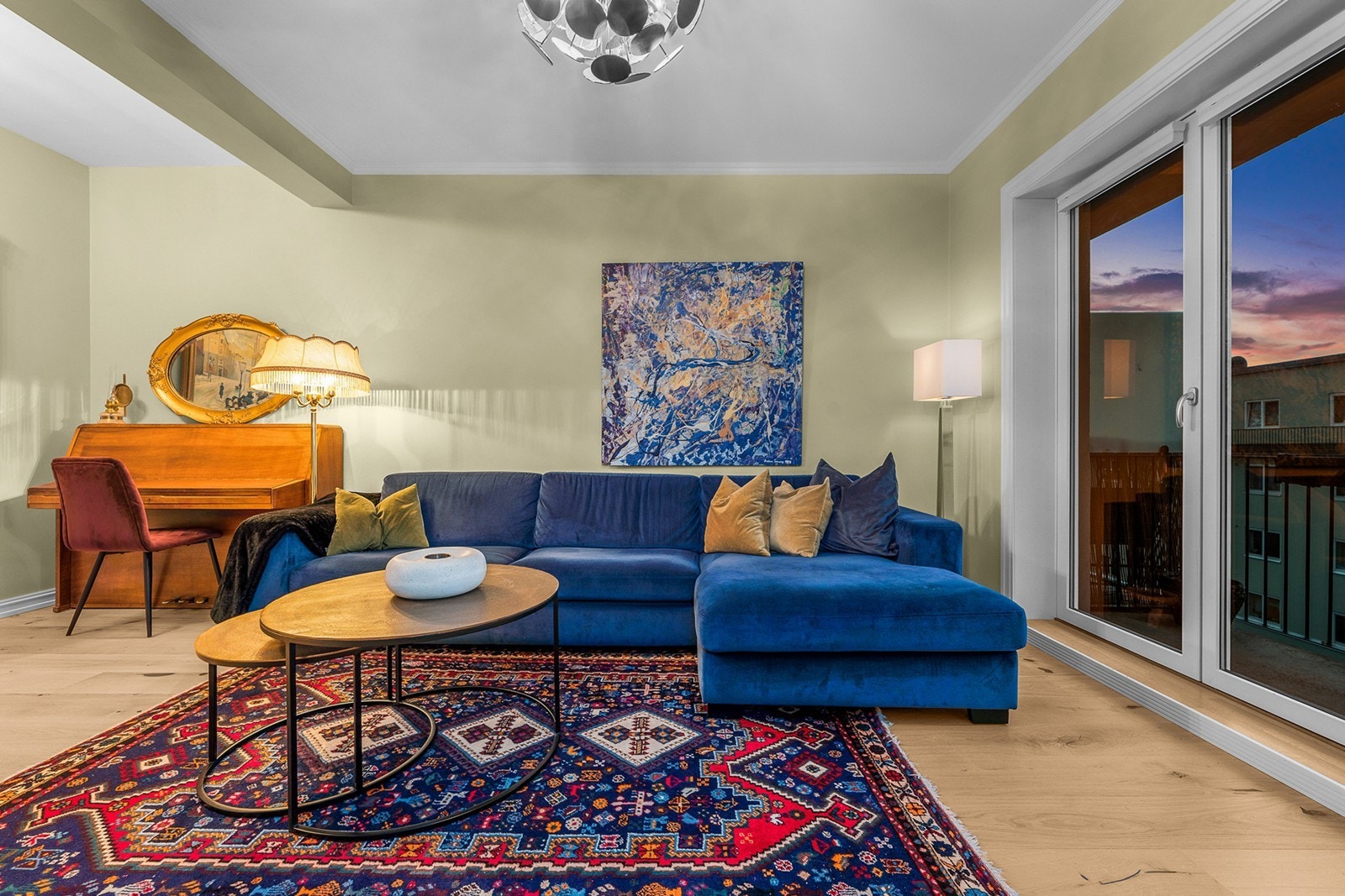 Her har du god plass til å innrede med sofagruppe, TV med tilhørende møblement, spisebord, samt annet ønsket inventar Galleribilde