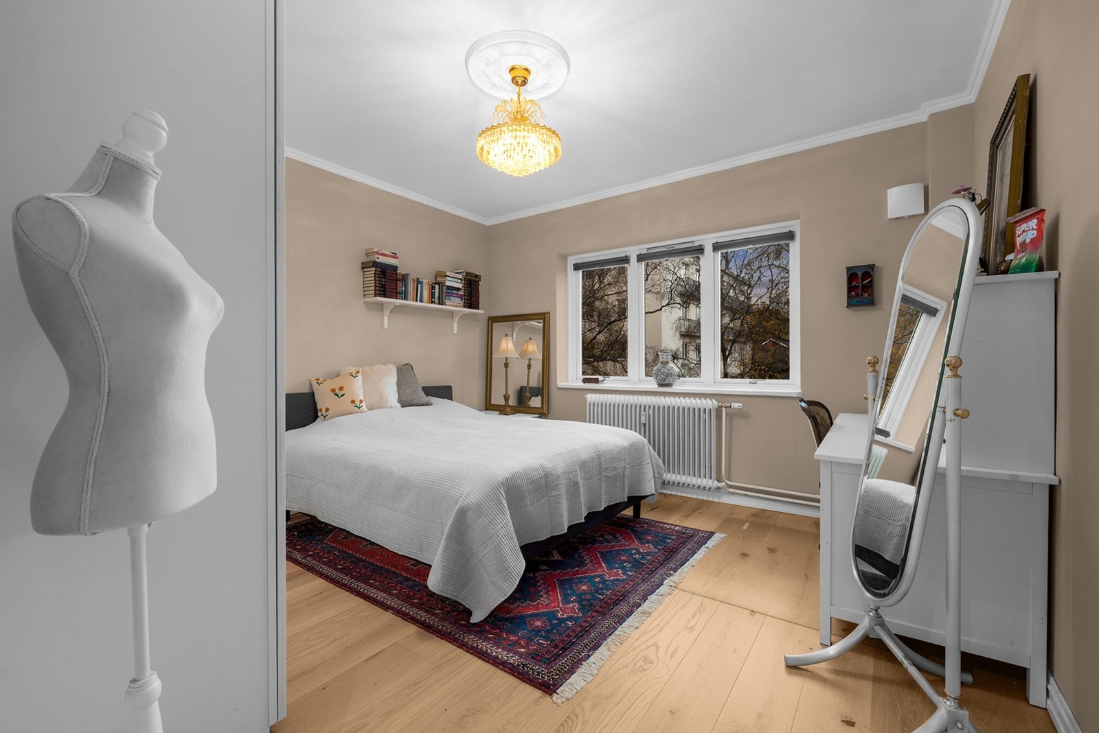 Romslig hovedsoverom med god plass til å innrede med dobbeltseng med tilhørende møblement Galleribilde