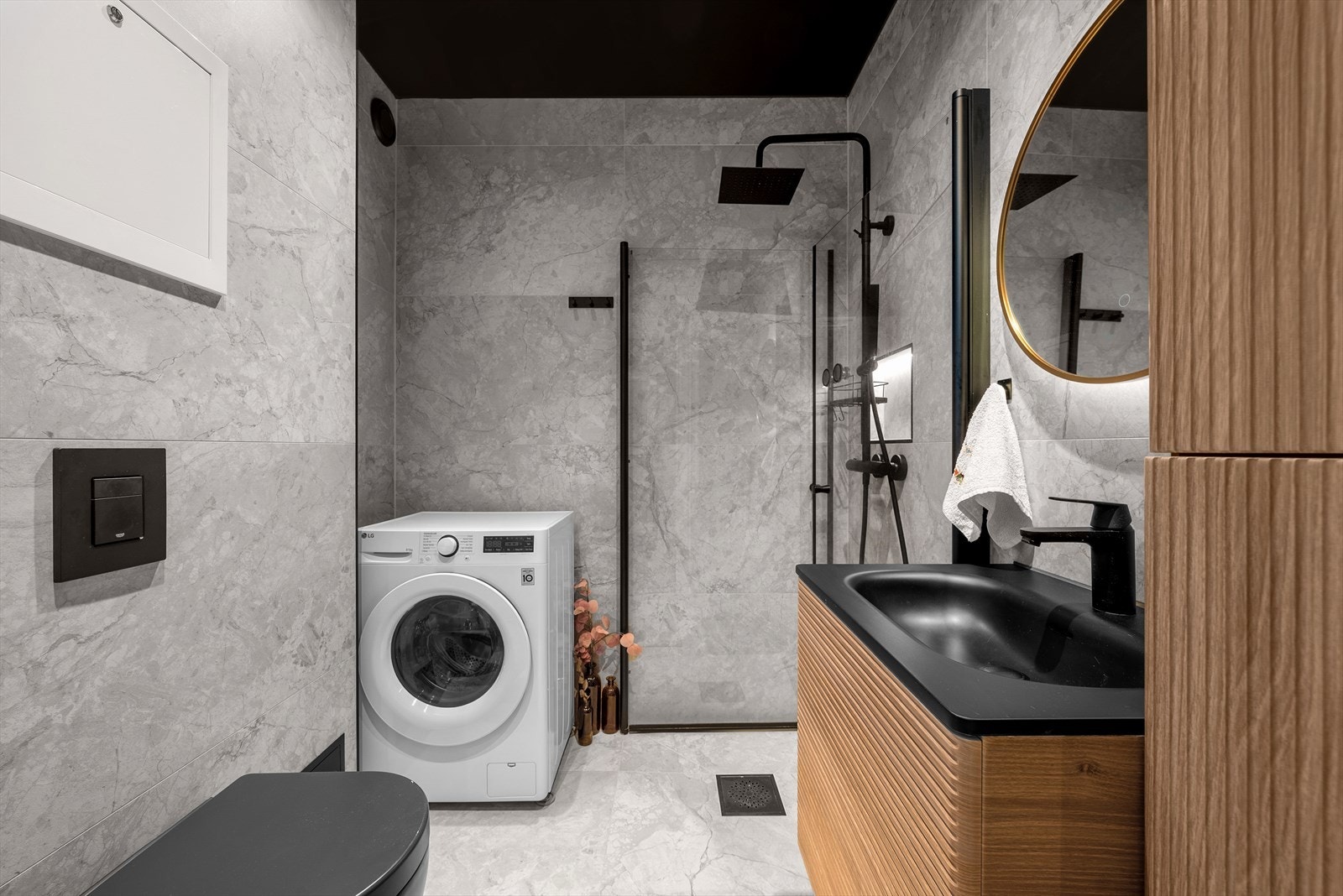 Leiligheten har bad fra 2024 og det er godt oppgraderinger på innvendige flater, kjøkken, vann og avløpsledninger og el-opplegg Galleribilde