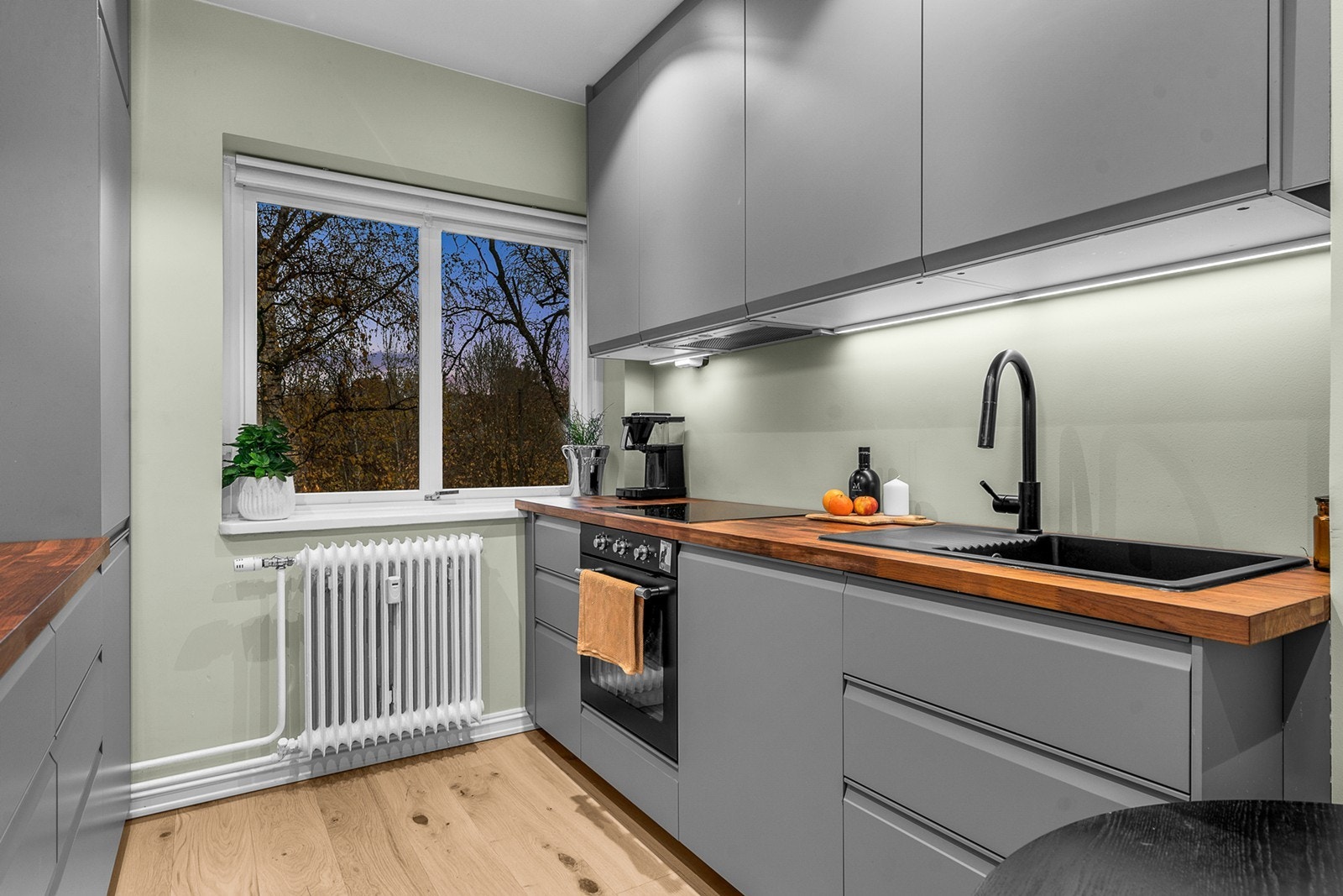 Rommets vindusflate gir godt med lysinnslipp og gjør det enkelt å lufte ut Galleribilde