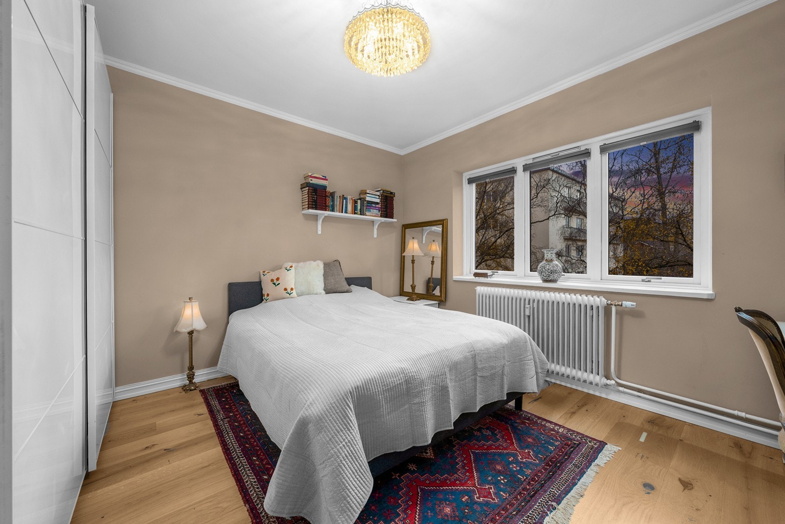 Her har du god plass til oppbevaring av ulike klesartikler i romslig skyvedørsgarderobe. Rommets store vindusflater gir godt med lysinnslipp og gjør det enkelt å lufte ut Galleribilde