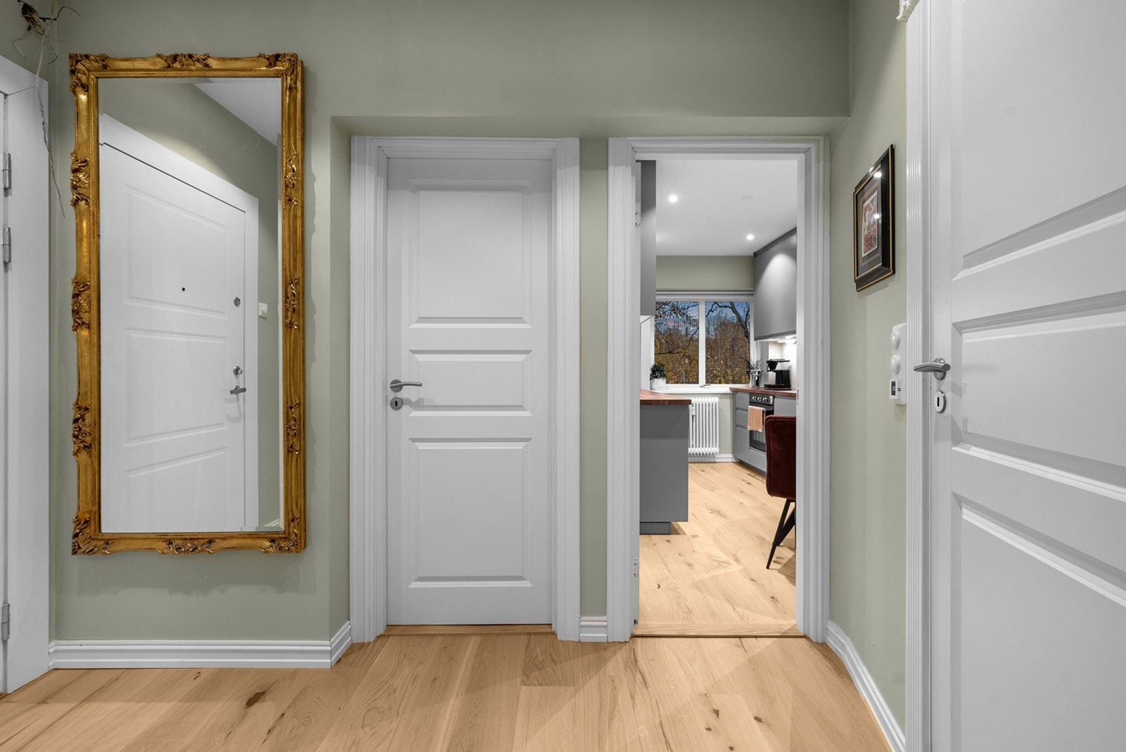 Romslig entré som gir et godt førsteinntrykk av boligen Galleribilde