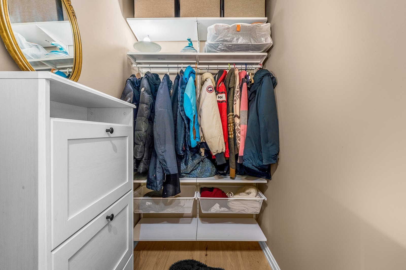 I tilknytning til entréen så er det en tilhørende bod som gir godt med oppbevaringsplass for yttertøy og sko Galleribilde