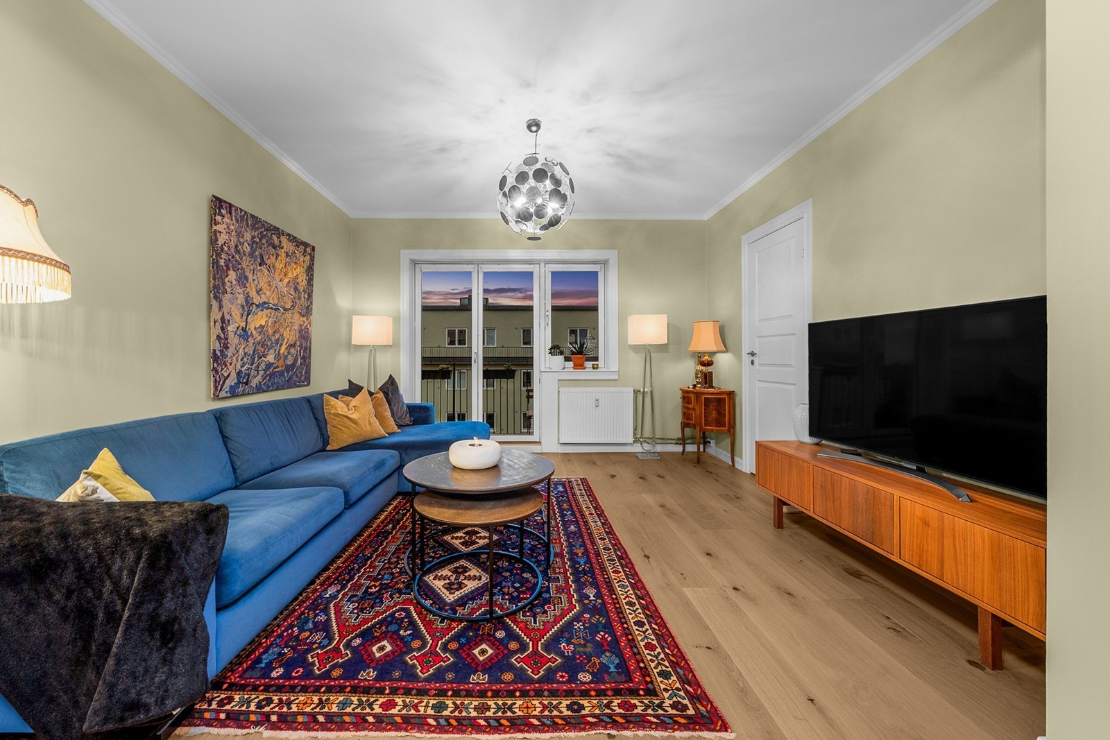 Fra stue har du direkte adgang til en herlig balkong som fungerer som en fin forlengelse av rommet Galleribilde