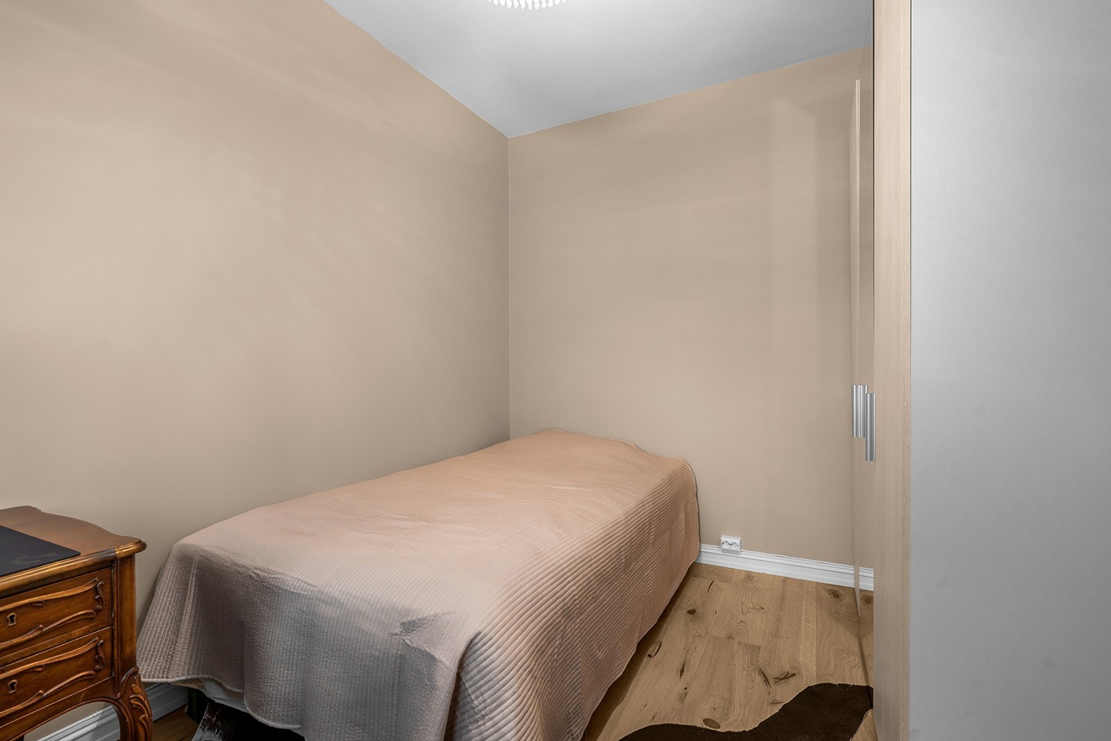 Her har du god plass til å innrede med dobbeltseng med tilhørende nattbord og garderobeskap som gir godt med oppbevaringsplass Galleribilde