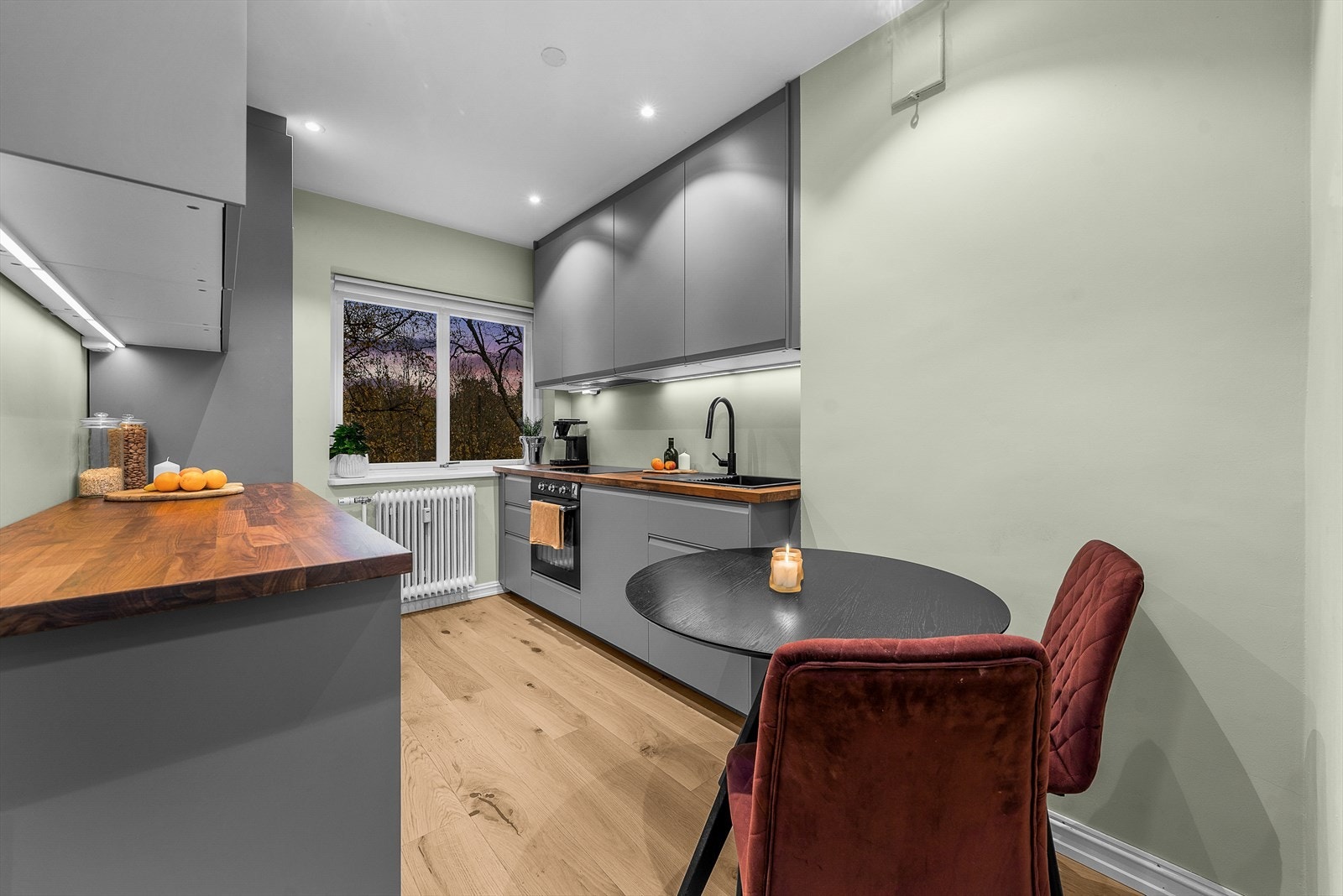 Leiligheten har en god og praktisk planløsning med entré og tilhørende kott, en lys og innbydende stue med god takhøyde og utgang til sydvestvendt balkong. Videre byr leiligheten på et hyggelig separat kjøkken med plass til spisebord Galleribilde