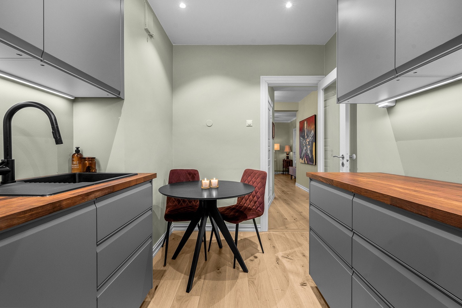 Kjøkkenet er utstyrt med vannstoppsystem, komfyrvakt og ventilator med kullfilter Galleribilde