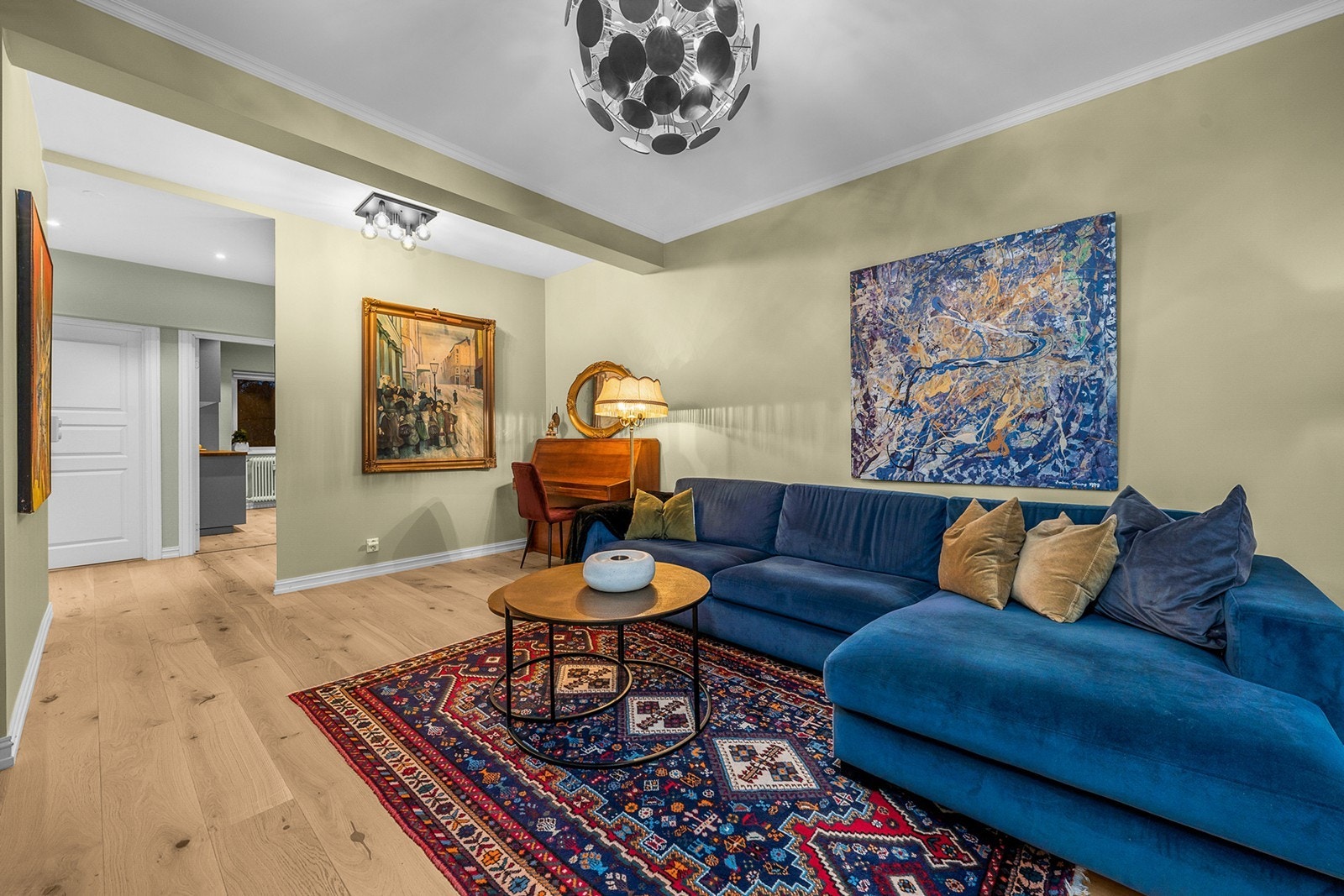 Rommet har flott parkettgulv og malte, slette vegger som gir en luftig og innbydende atmosfære Galleribilde