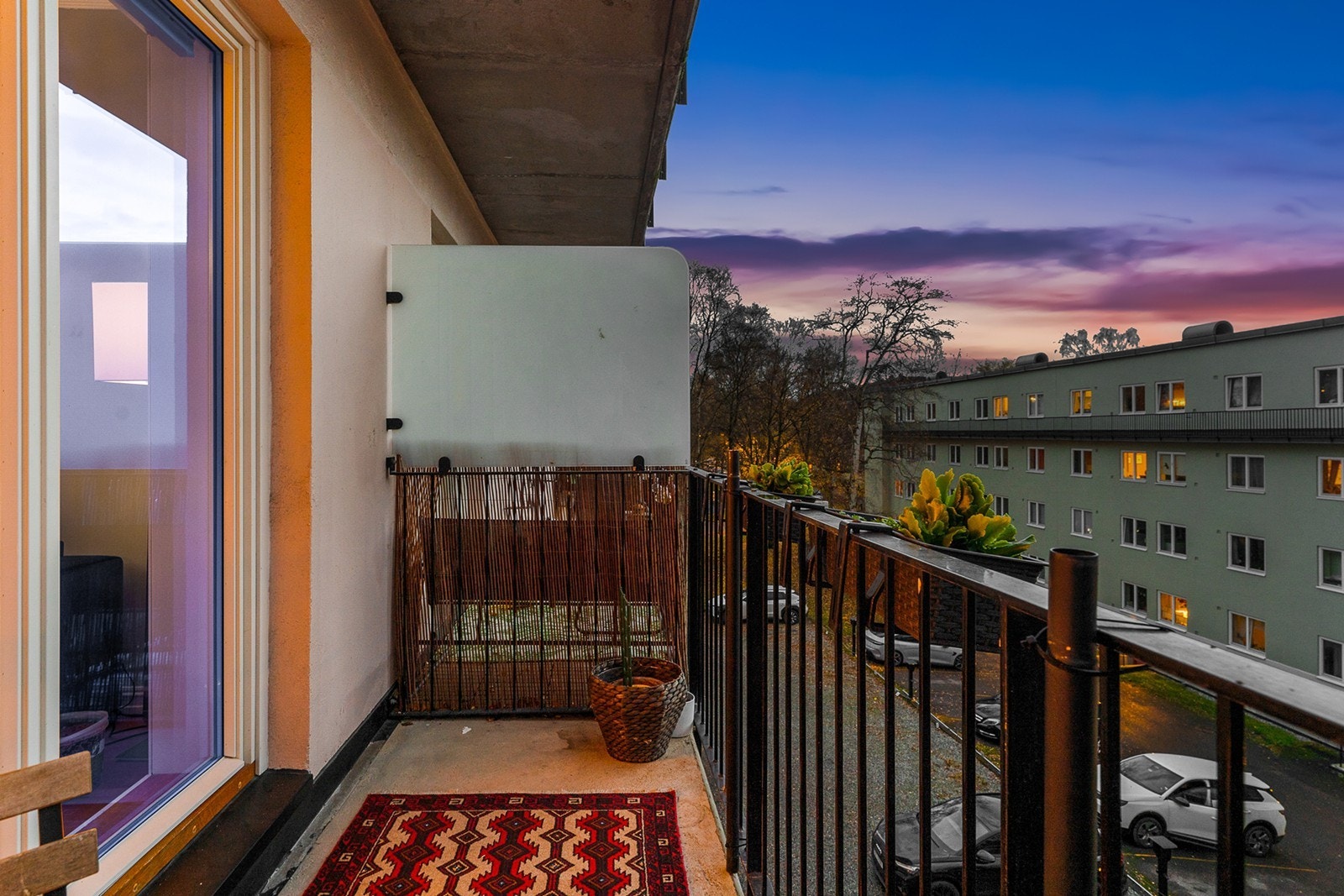 Balkongen har betongkonstruksjoner og rekkverk i stålutførelse målt til 1,01 m Galleribilde