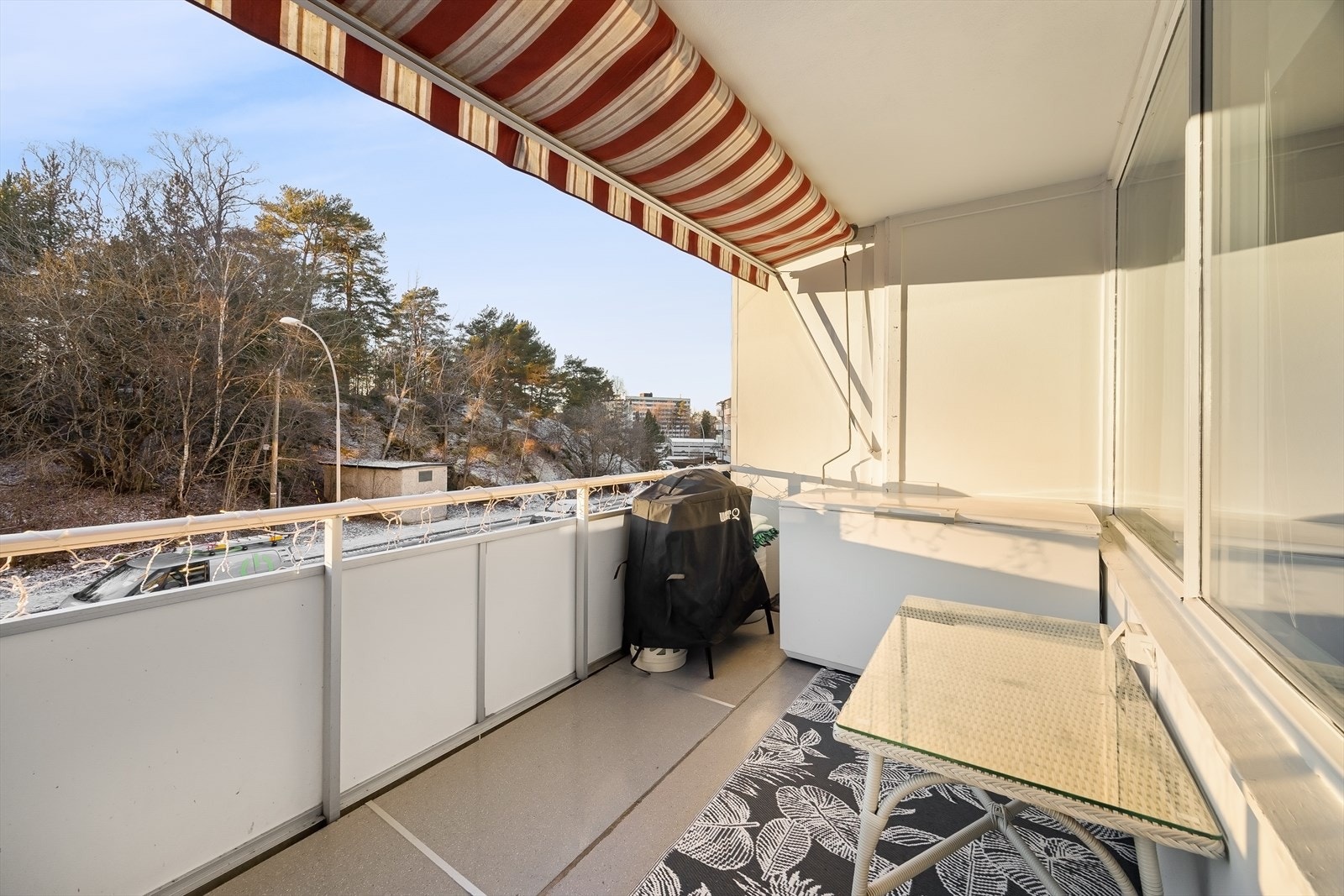 - Fra stue er det adkomst til vestvendt balkong på 8 m² med god plass til utemøbler og grill. Markise på balkongen gir en lun atmosfære - Galleribilde