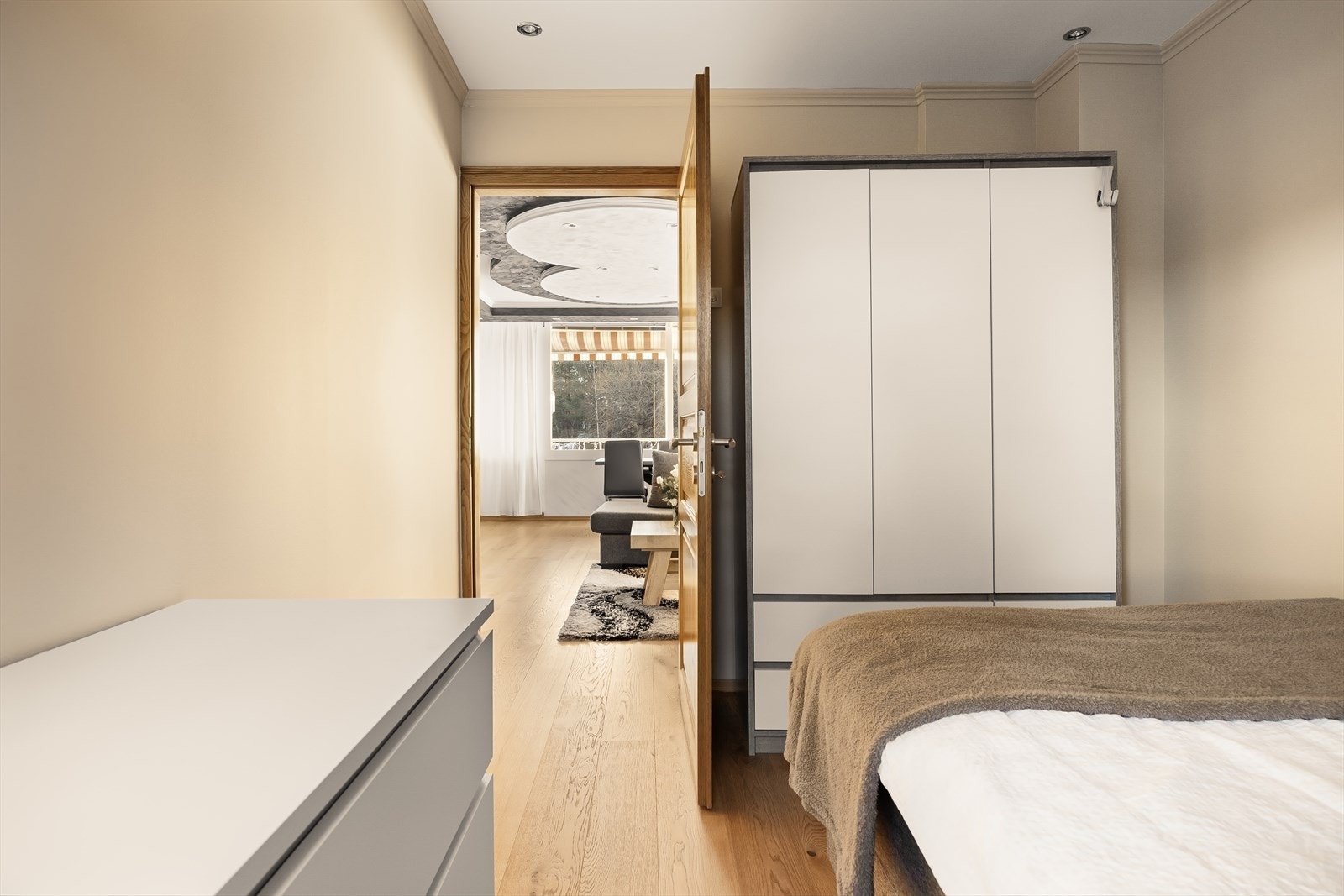 - God plass til dobbeltseng og garderobeskap - Galleribilde