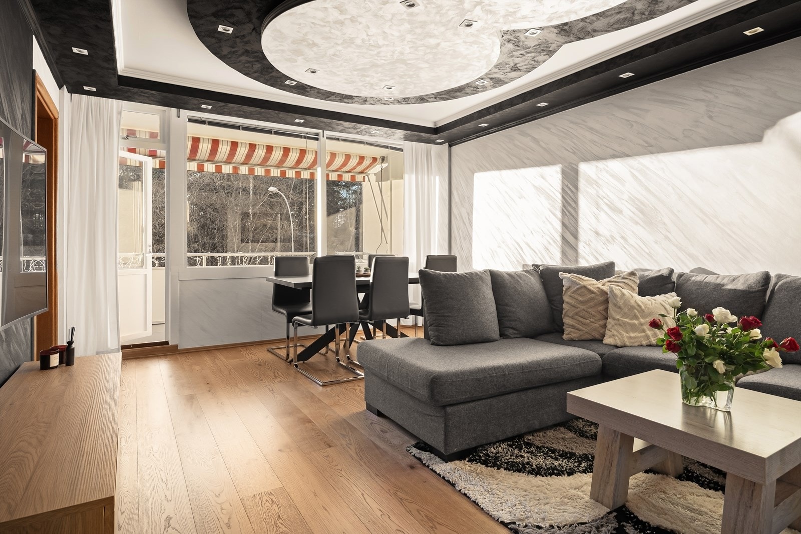 - Gjennomgående planløsning og store vindusflater gir rikelig med naturlig lysinnslipp - Galleribilde