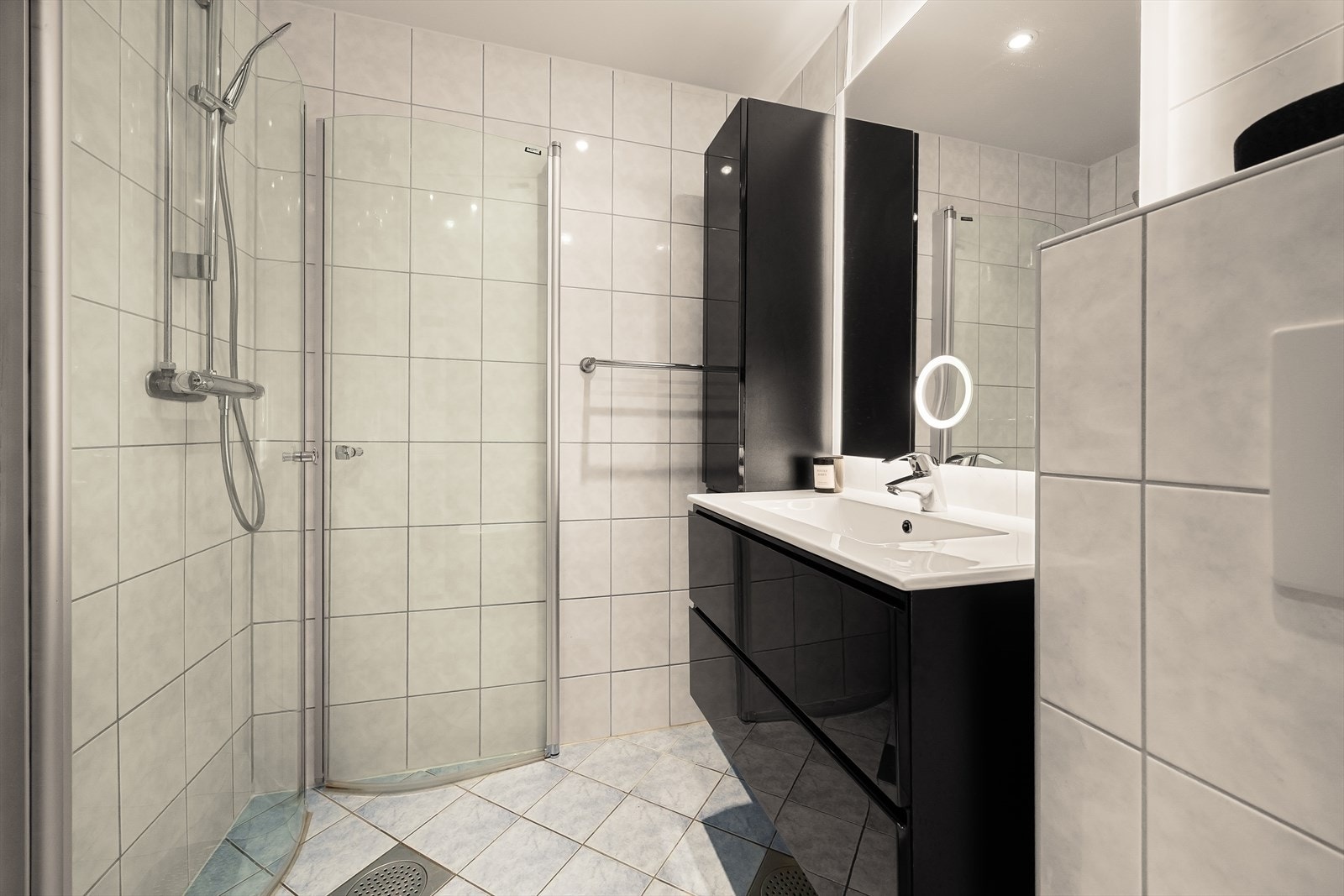 - Pent flislagt bad fra 2012 i regi av borettslaget - Galleribilde