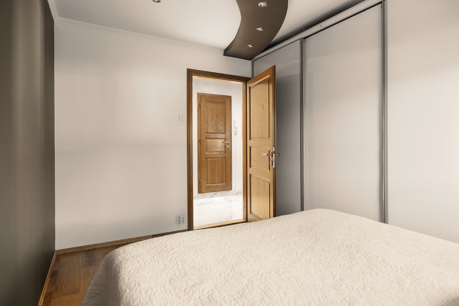 - Her er det rikelig med lagringsplass i romslig garderobeskap - Galleribilde