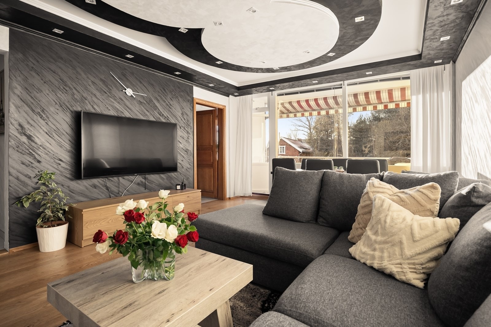 - Store vindusflater som bidrar til mye naturlig lysinnslipp - Galleribilde