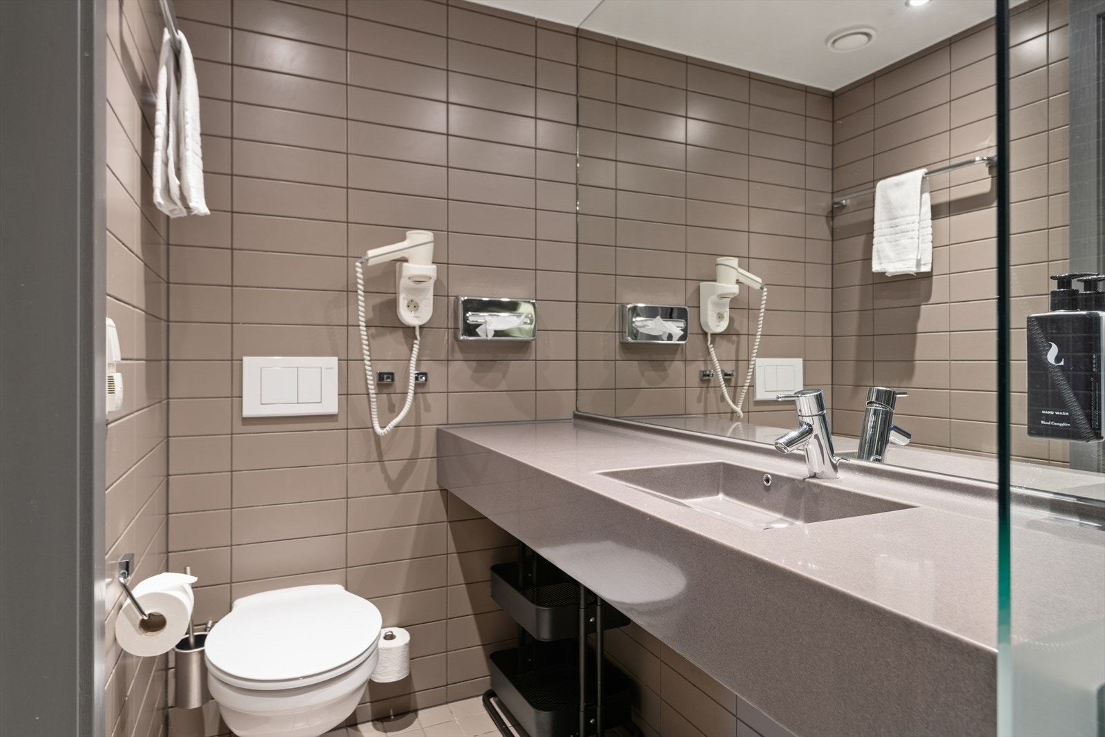 Moderne flislagt bad med gulvvarme. Galleribilde