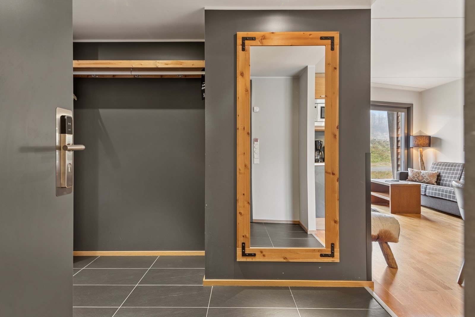 Velkommen inn! Praktisk flislagt gang med plass til yttertøy og sko. Galleribilde