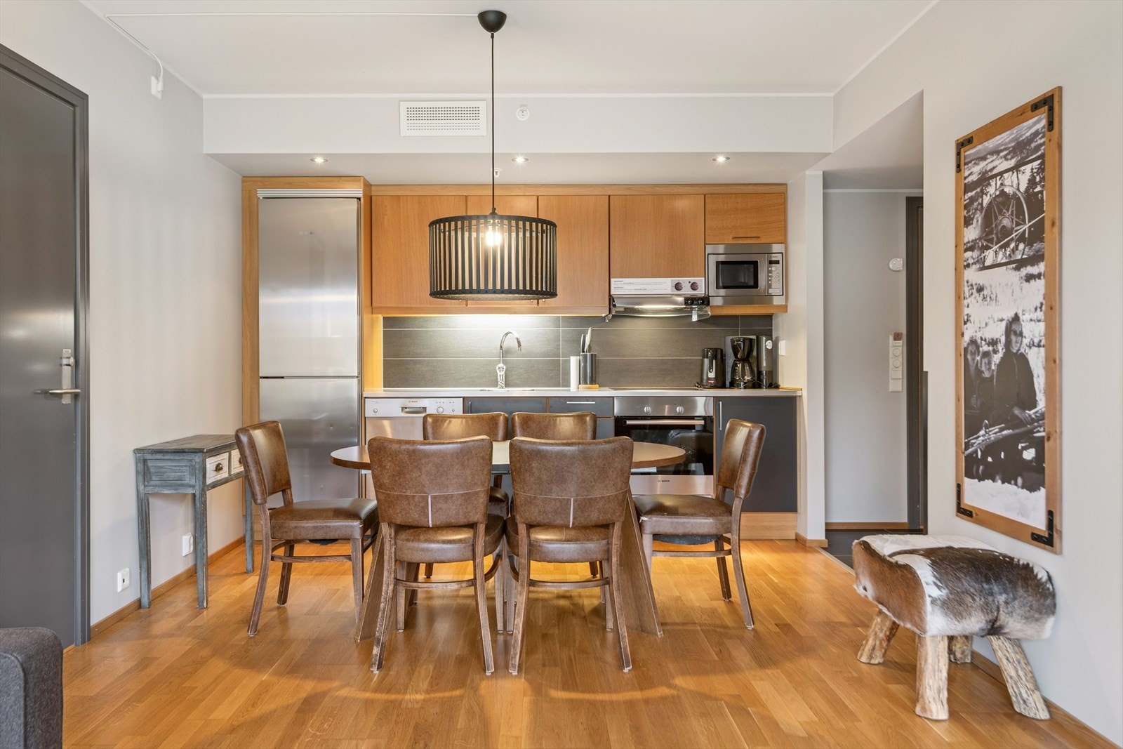 Funksjonelt kjøkken med alt du trenger for matlaging og servering. Galleribilde