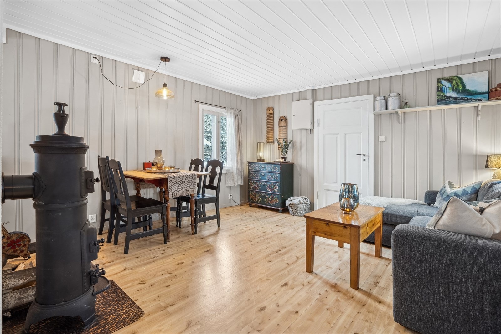 Vedovn og gulvvarme for oppvarming. Galleribilde