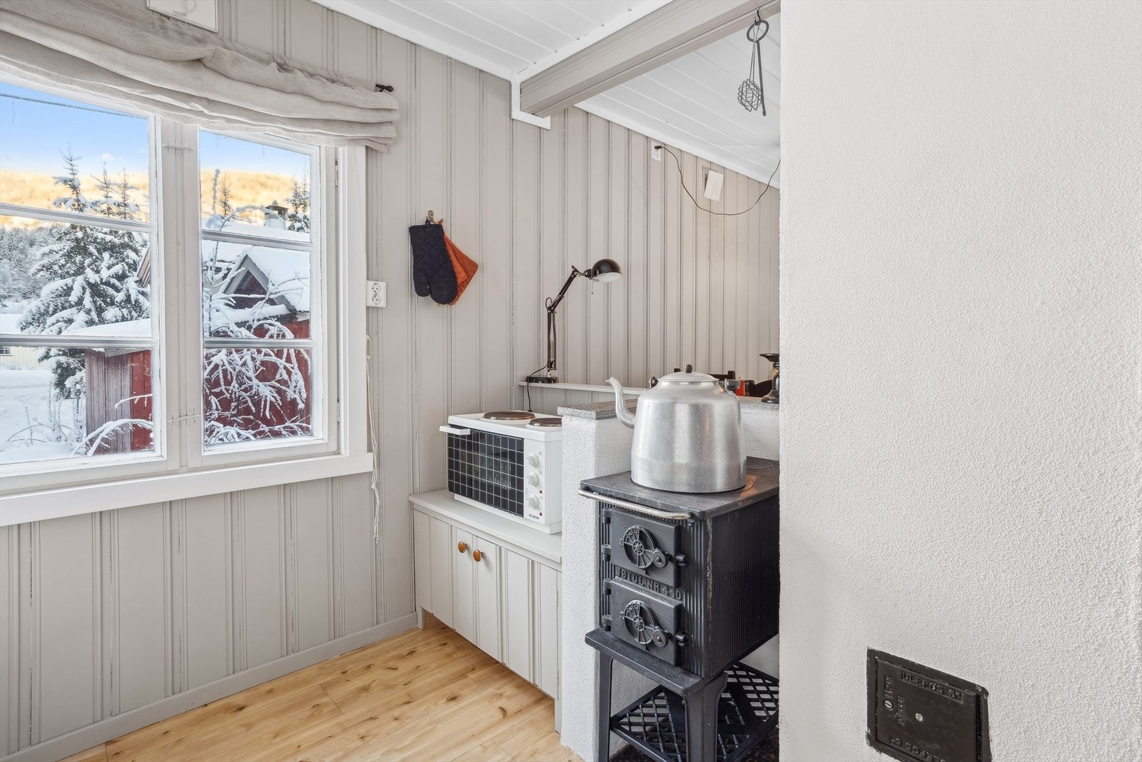 Vedovn for oppvarming på kjøkken Galleribilde