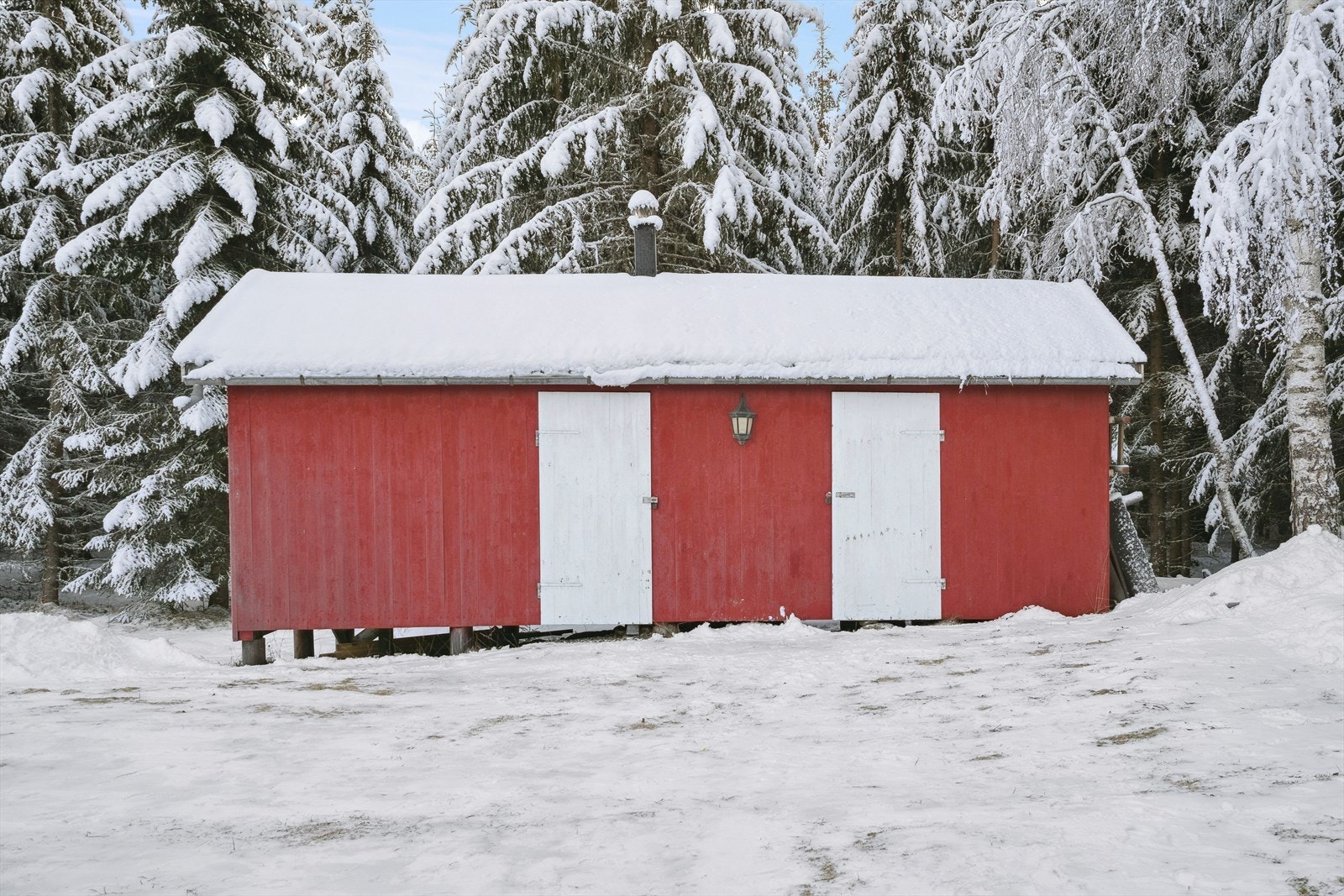 Av severdigheter og kulturelle tilbud kan Haglebu fjellkirke og de vakre kunstnerhjemmene til Th. Kittilsen og Chr. Skredsvig på hhv. Lauvlia og Hagan anbefales. Galleribilde