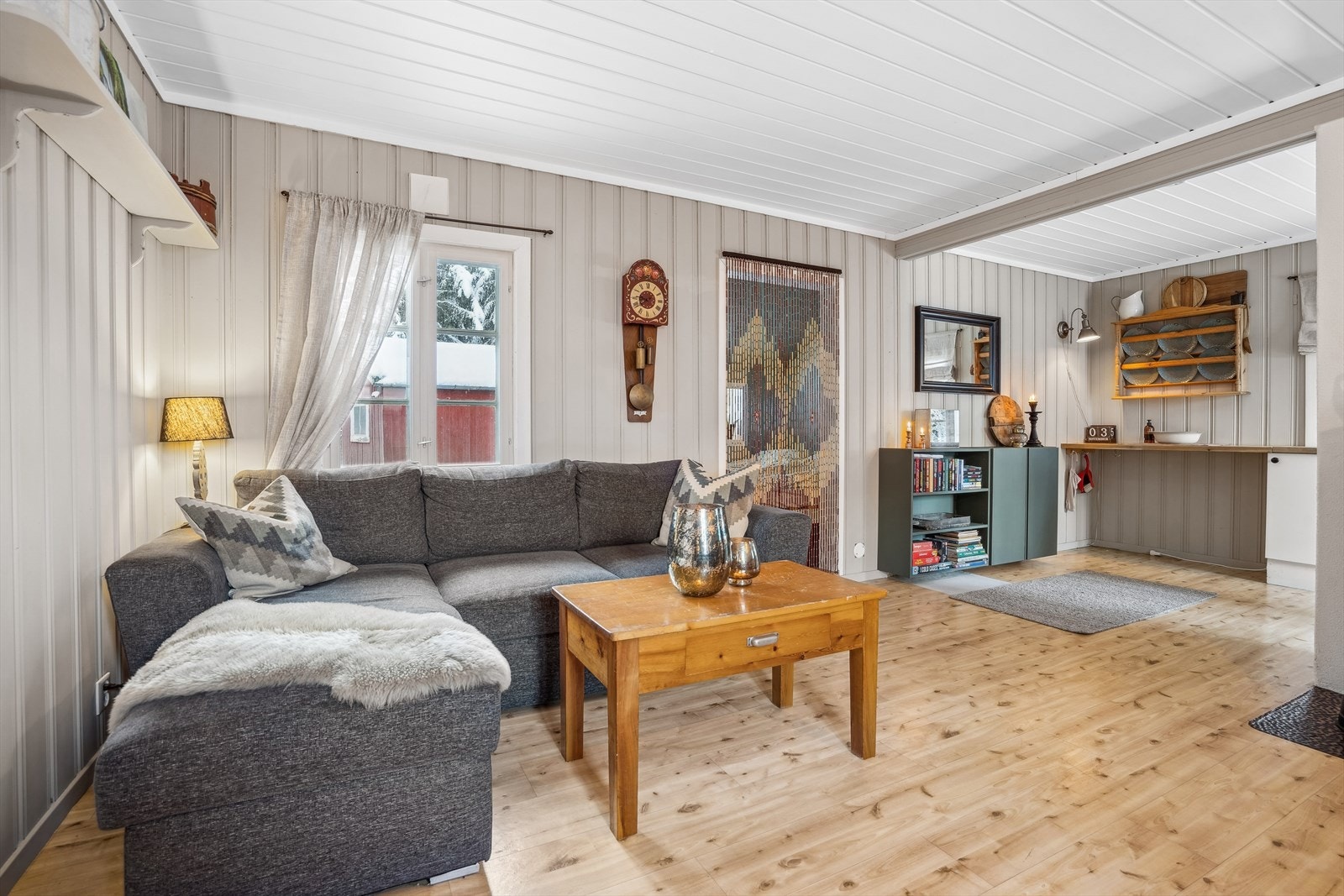 God plass til spisestue og sofagruppe i stuen. Galleribilde