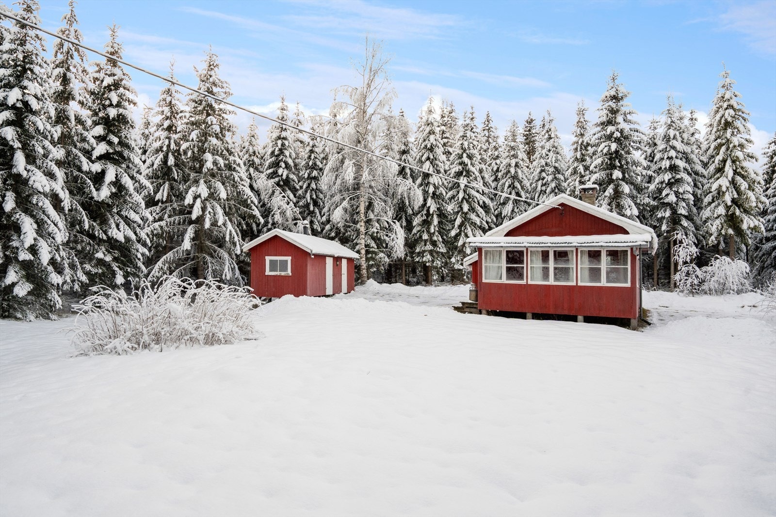 Fra hytta har du kort vei til Eggedal sentrum med servicetilbud som blant annet matbutikk, vinmonopol, restaurant, turisttilbud og butikker Galleribilde