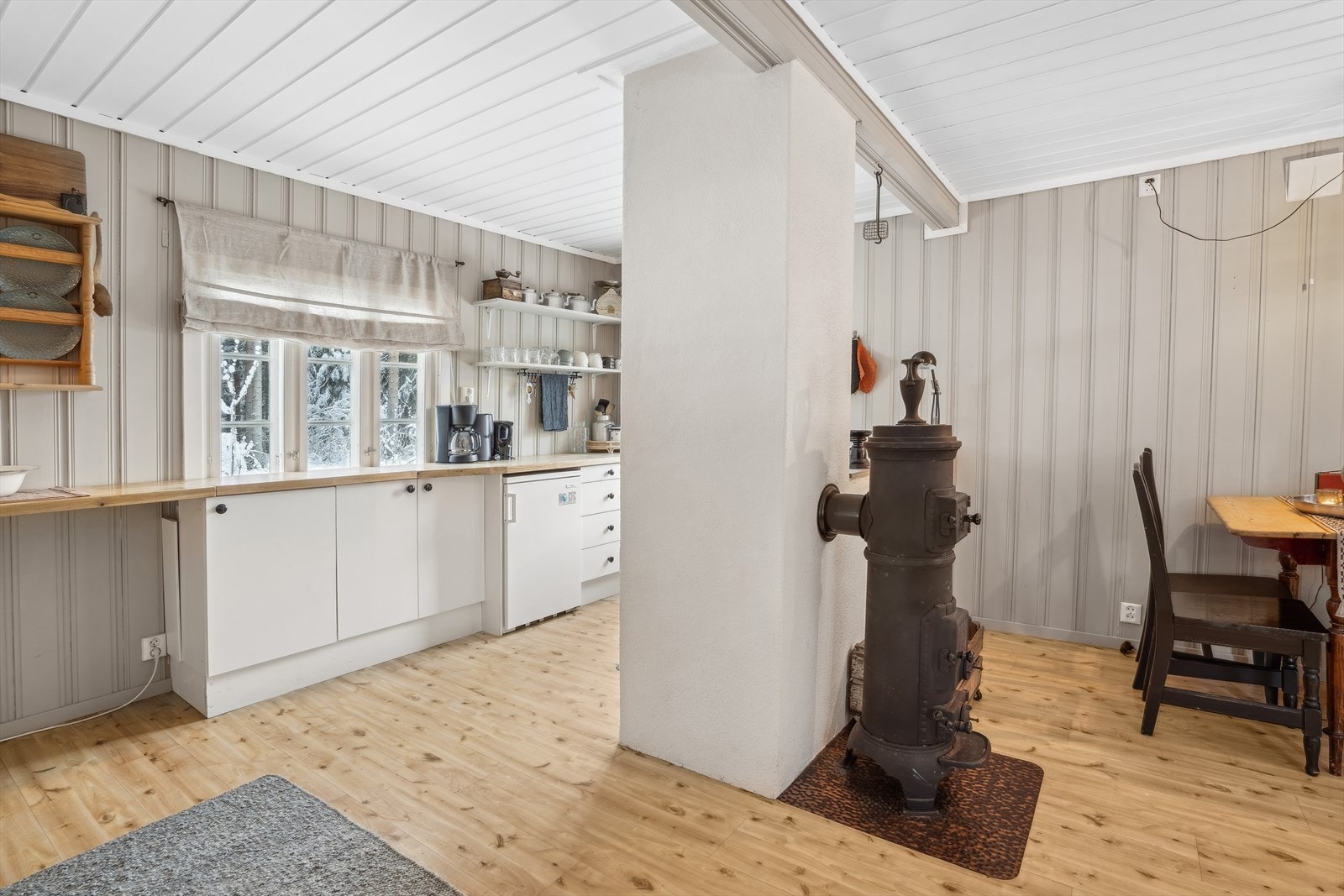 Åpen sosial stue- og kjøkkenløsning, dette gir en herlig og fin romfølelse. Rommet er innredet slik at matlagingen forenes med sosialt samvær. Galleribilde