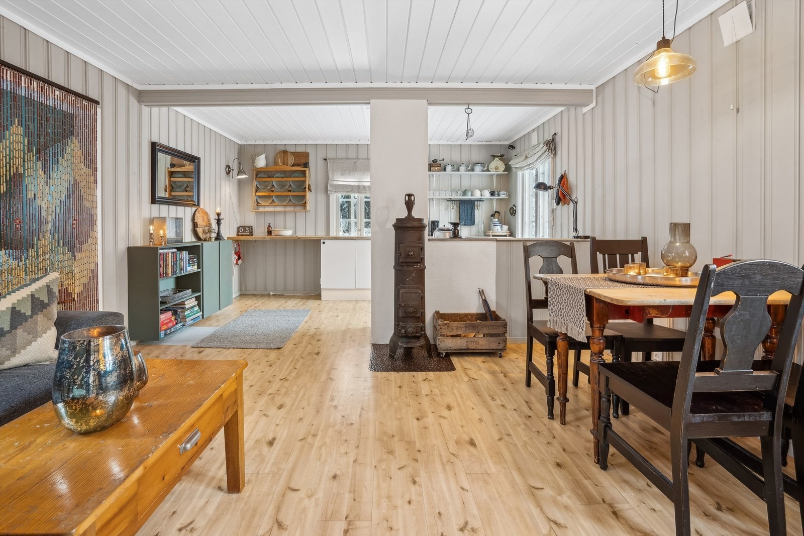 Stuen rommer god plass til sofagruppe og tilhørende møblement man måtte ønske Galleribilde